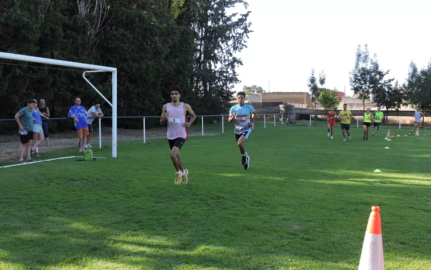 Mohammed Aataati y Sala Hedine distanciándose de sus perseguidores en la disputa de una prima