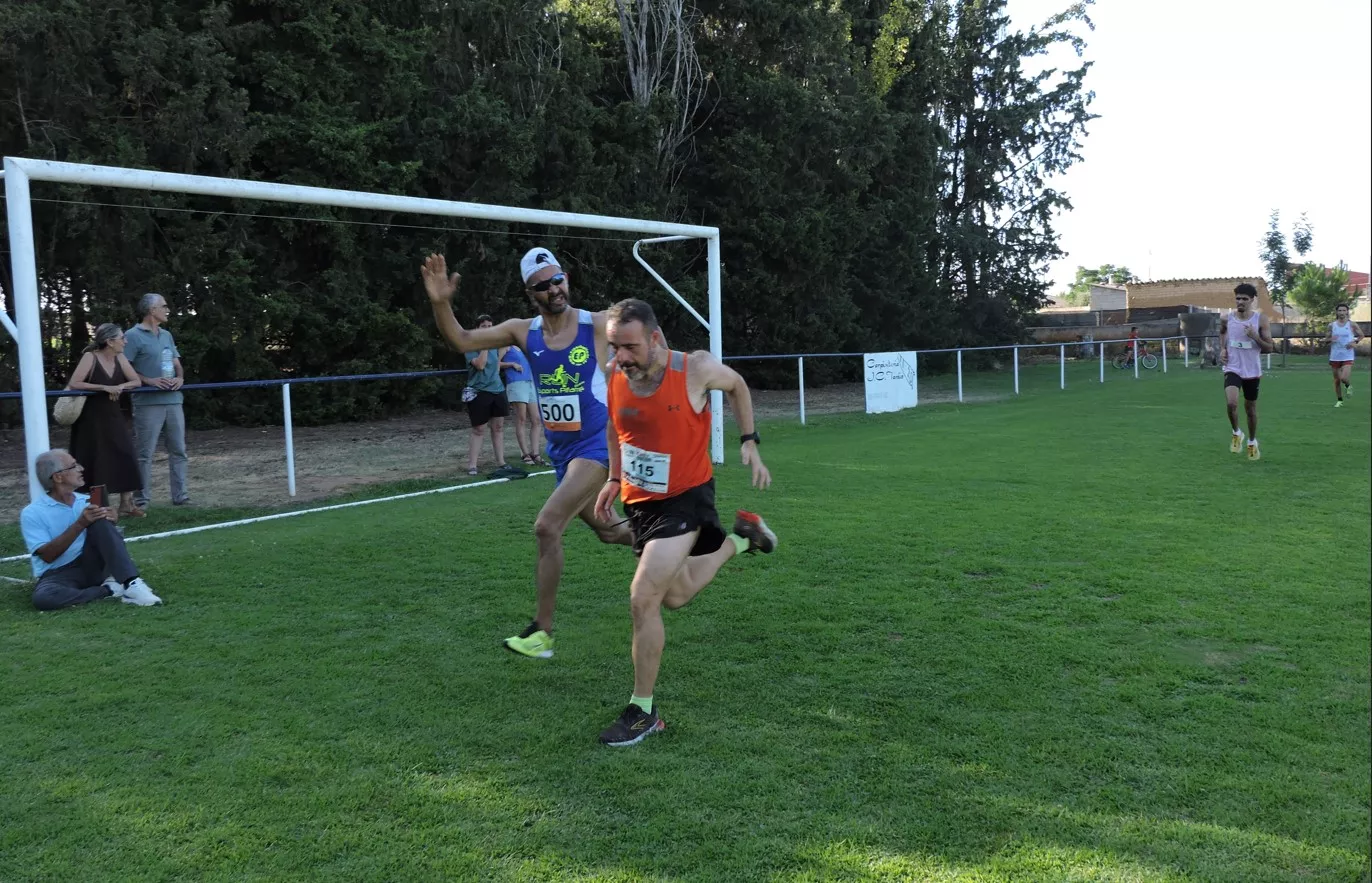 Los leridanos Néstor Galindo y Noureddine Negazzi disputando una prima