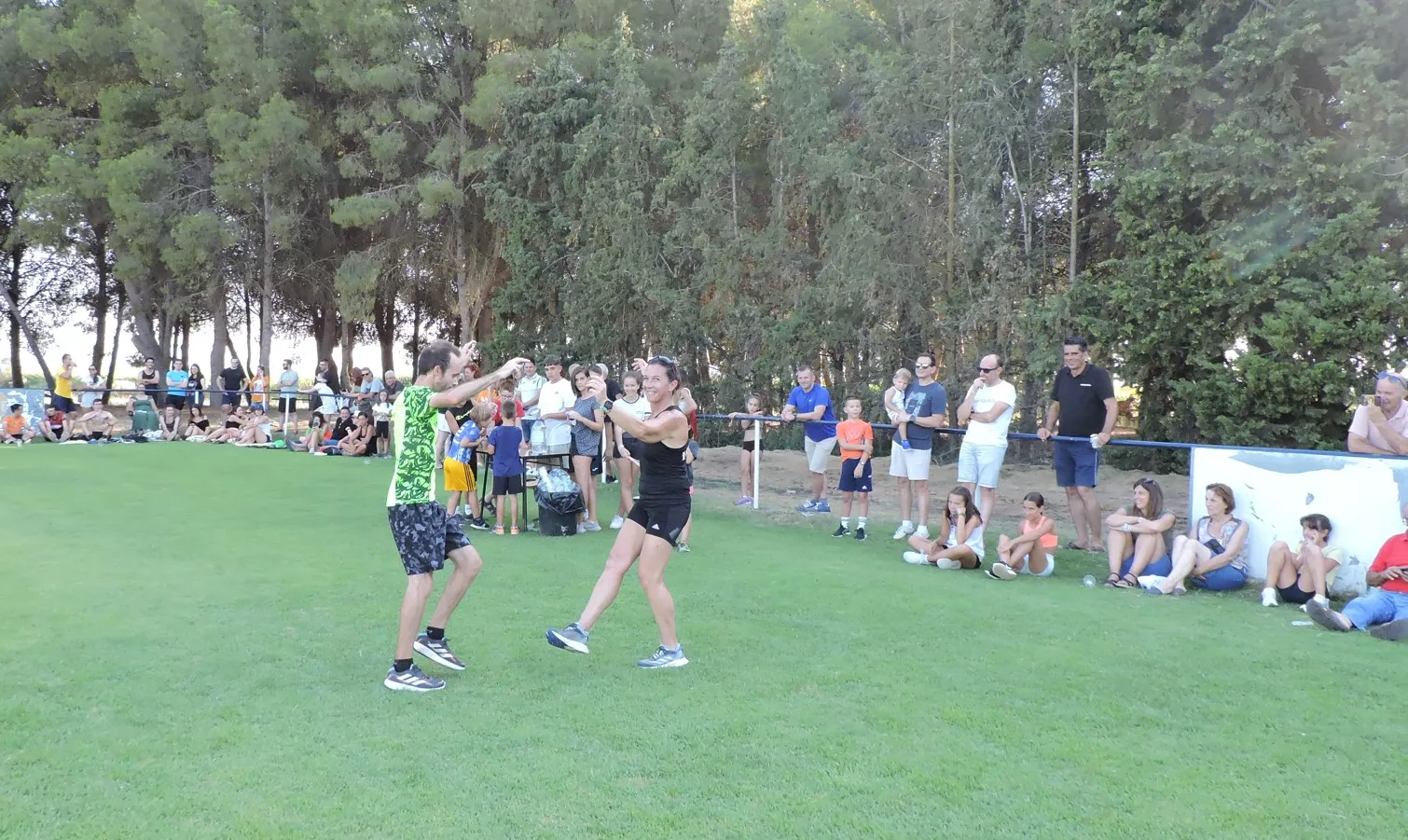 Javier Castells y Ani Buero bailando la jota de los pollos