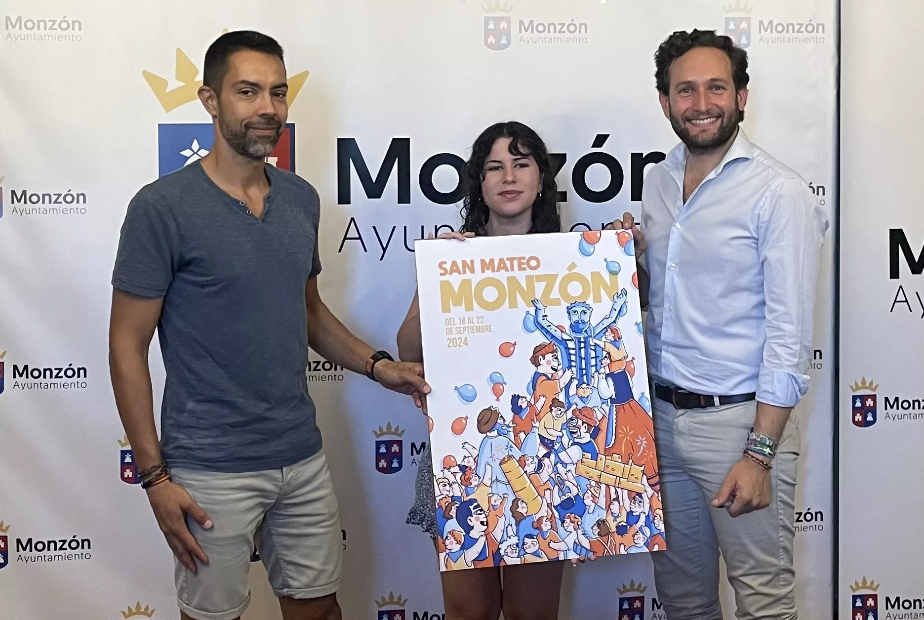 Sofía Rivas sujeta el cartel ganador de San Mateo 2024, acompañada de Jairo Sánchez e Isaac Claver.