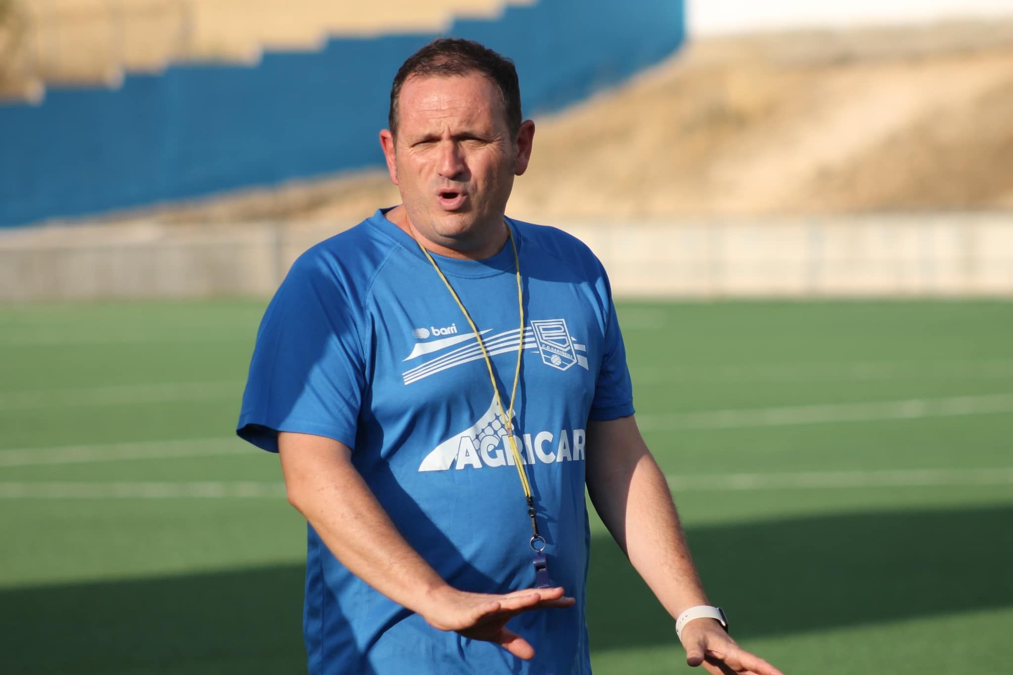 Juan González durante un entrenamiento, deja de ser entrenador del Sariñena