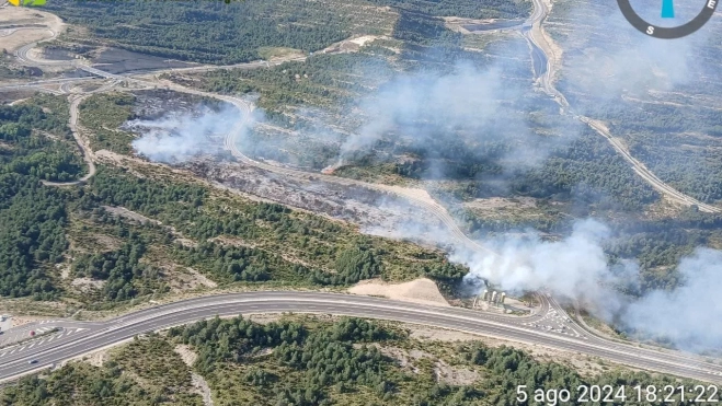 Imagen del estado del incendio que afecta provisionalmente a 7 hectáreas de terreno. Imagen del estado del incendio que afecta provisionalmente a 7 hectáreas de terreno.