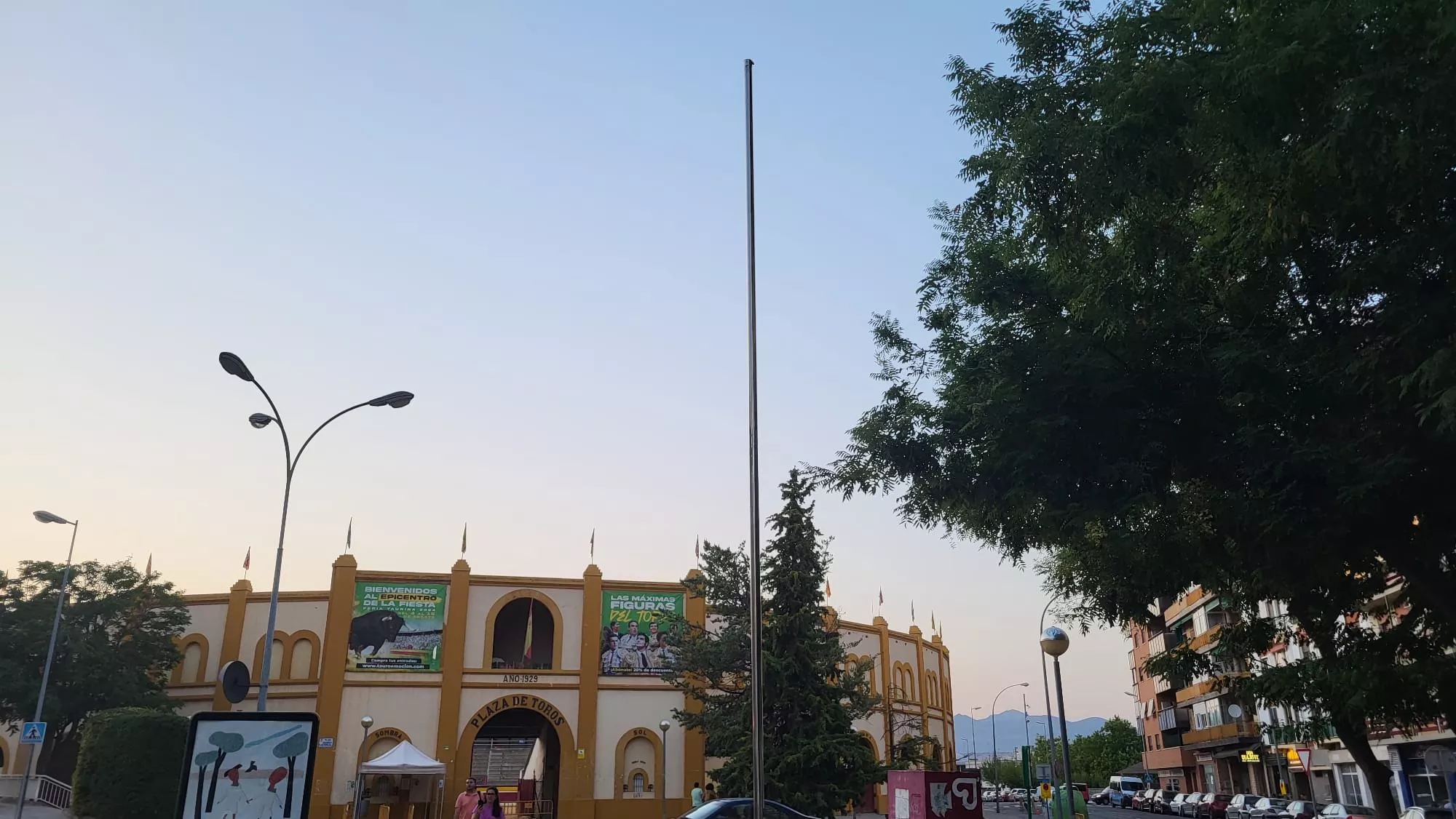 El mástil sin la bandera en la Plaza Unidad Nacional.