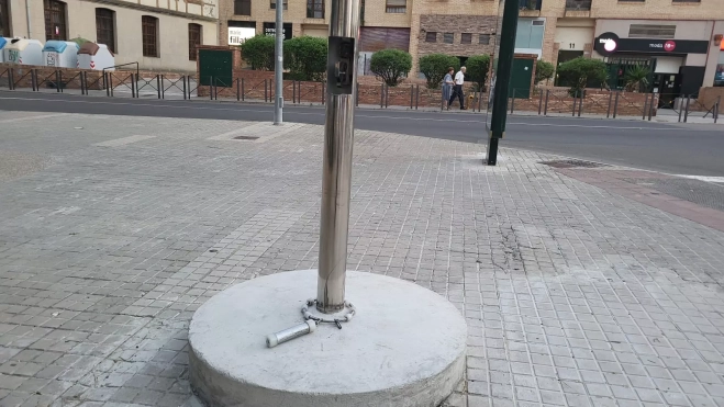 El cajetín destrozado y el contrapeso en el suelo El cajetín destrozado y el contrapeso en el suelo