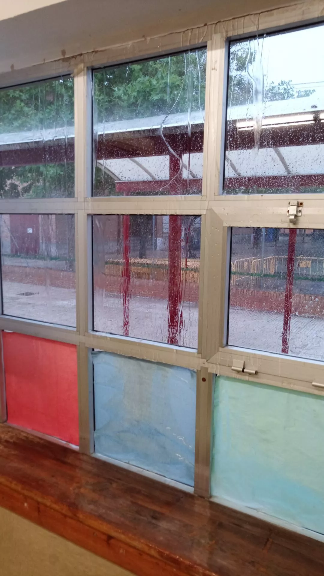 El agua entraba a chorro por las cristaleras, en el Colegio Pedro J. Rubio de Huesca.