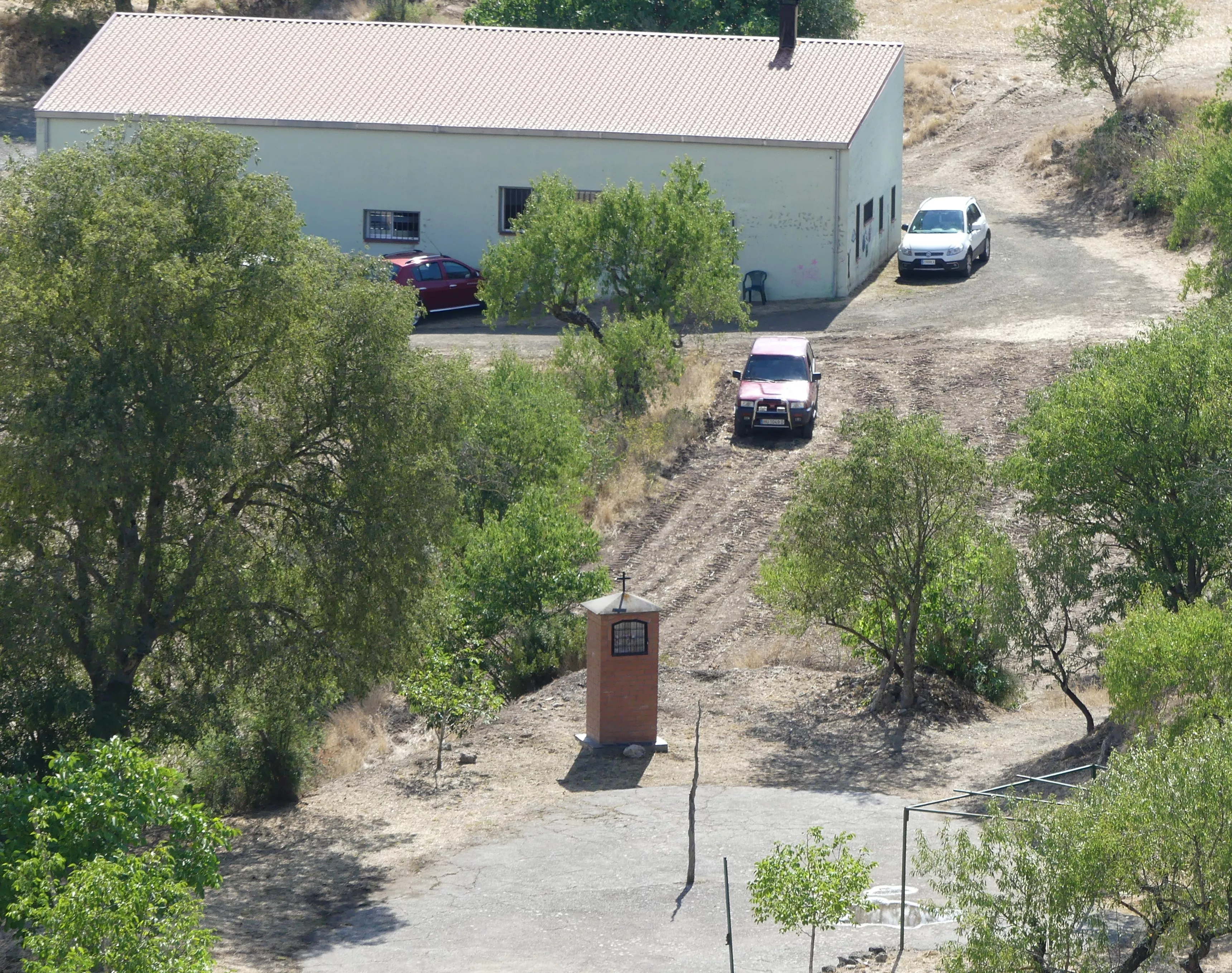 Local social desde lo alto del pueblo de Caserras
