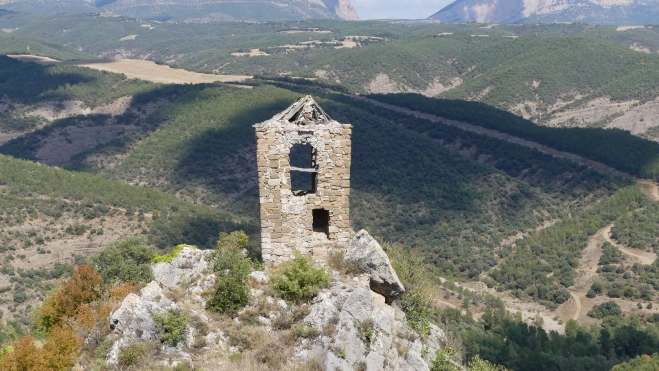 Torre campanario que identifica a Caserras Torre campanario que identifica a Caserras