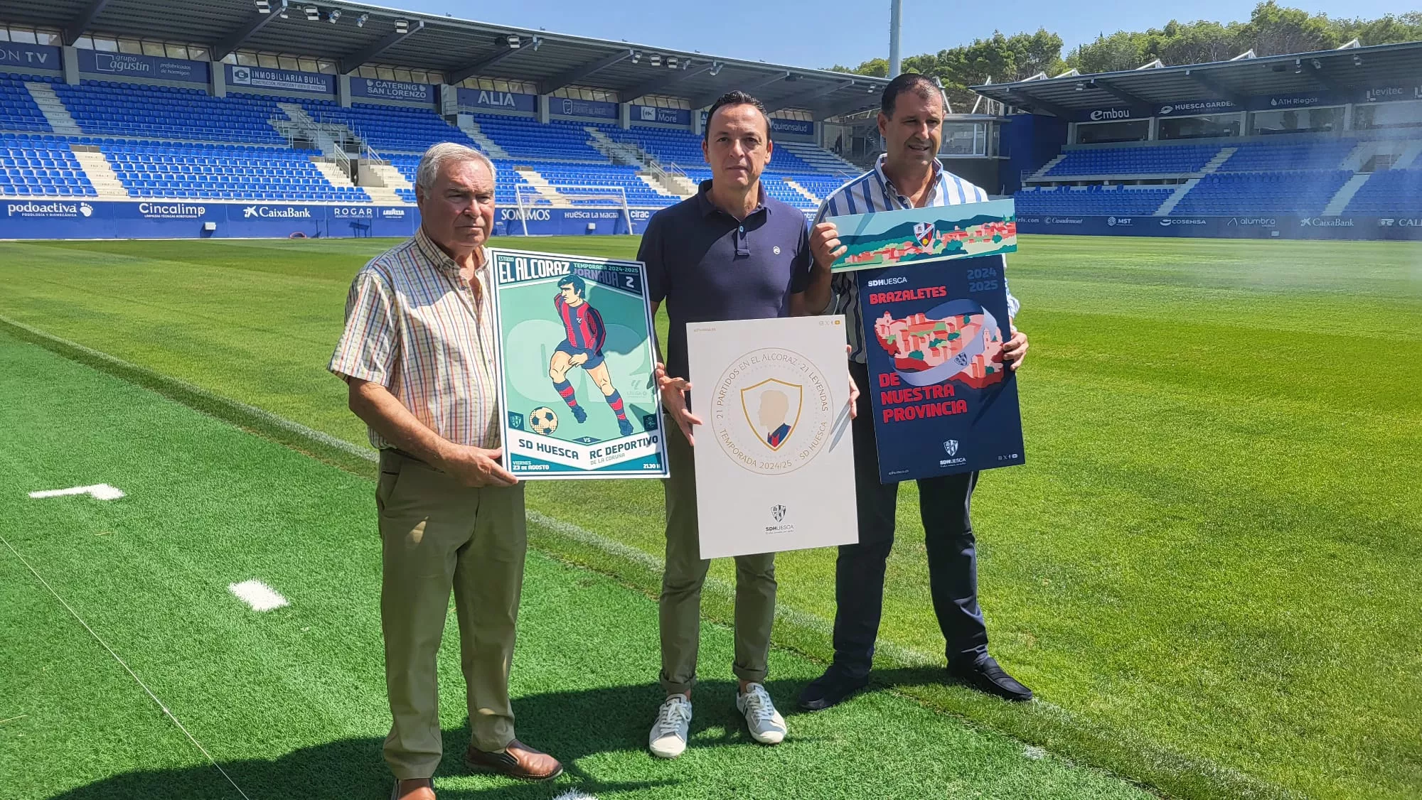 Jesús Borbón, Joaquín Aineto y Sergio Serra en la presentación de brazaletes y carteles del Huesca