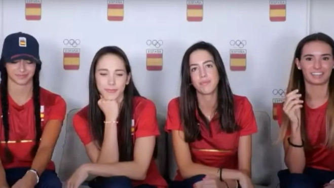 Inés Bergua, sus compañeras y la seleccionadora, en rueda de prensa en París. Inés Bergua, sus compañeras y la seleccionadora, en rueda de prensa en París.