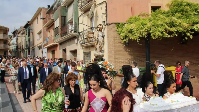 Las torrentinas durante la procesión. Detrás, las autoridades Las torrentinas durante la procesión. Detrás, las autoridades