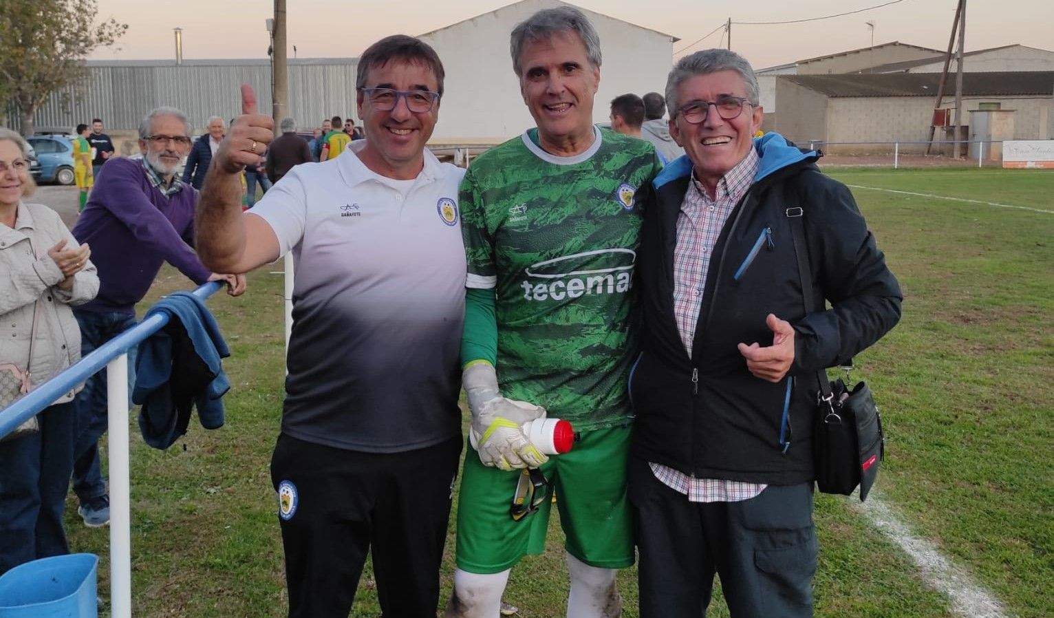 Manolo Carrasco, entrenador; José Antonio Sorinas, portero; y Ballabriga, presidente de la Almunia de San Juan.