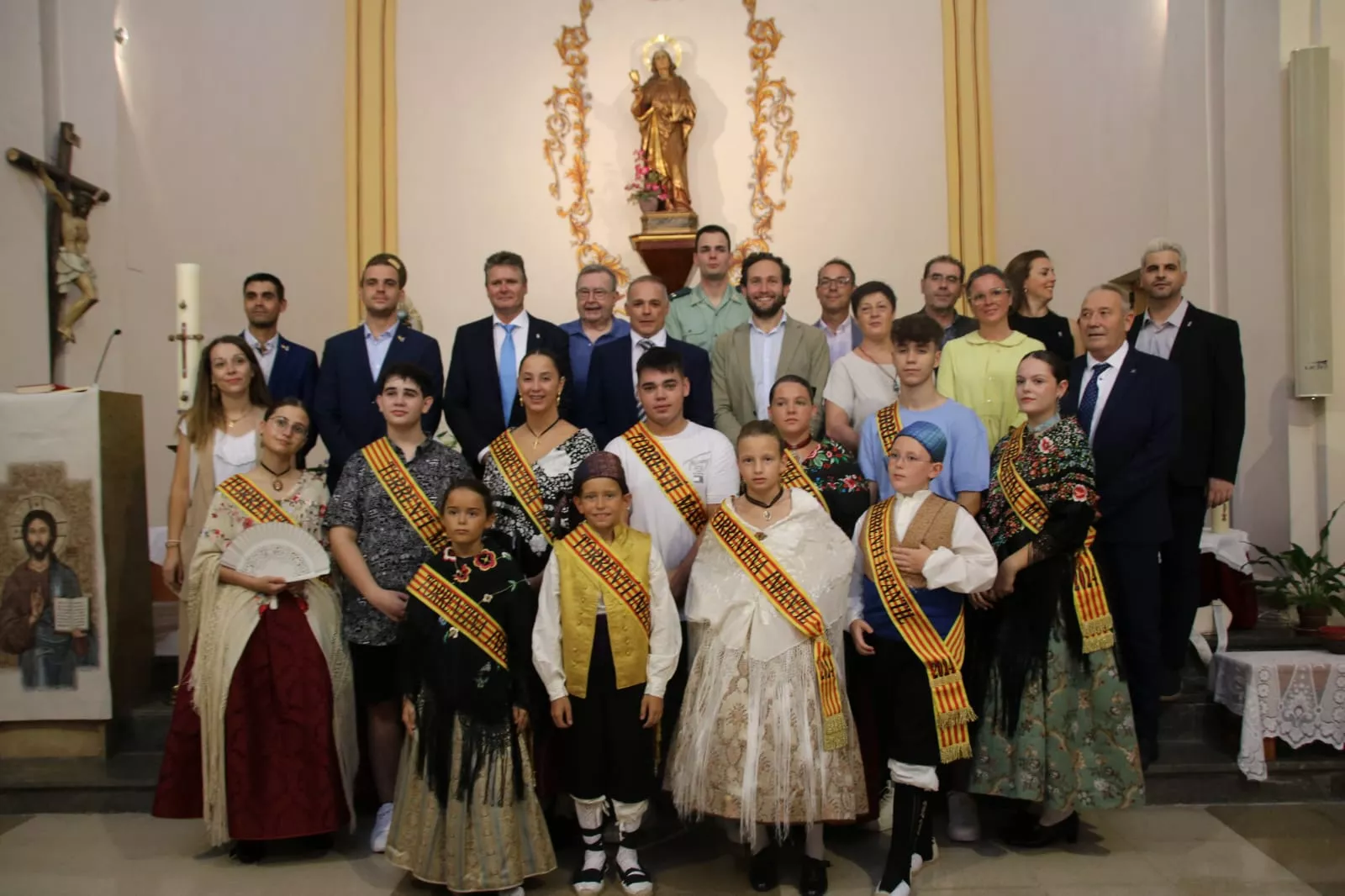Autoridades, torrentinas y torrentinos en la iglesia