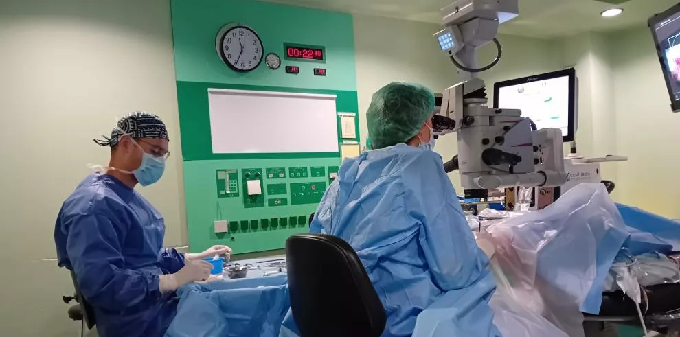 Imagen de una intervención de cataratas en el Clínico. La lista de espera se ha reducido en Aragón en julio.
