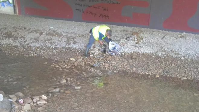 Labores de limpieza bajo el puente de Pedro Lafuente en Huesca. Labores de limpieza bajo el puente de Pedro Lafuente en Huesca.