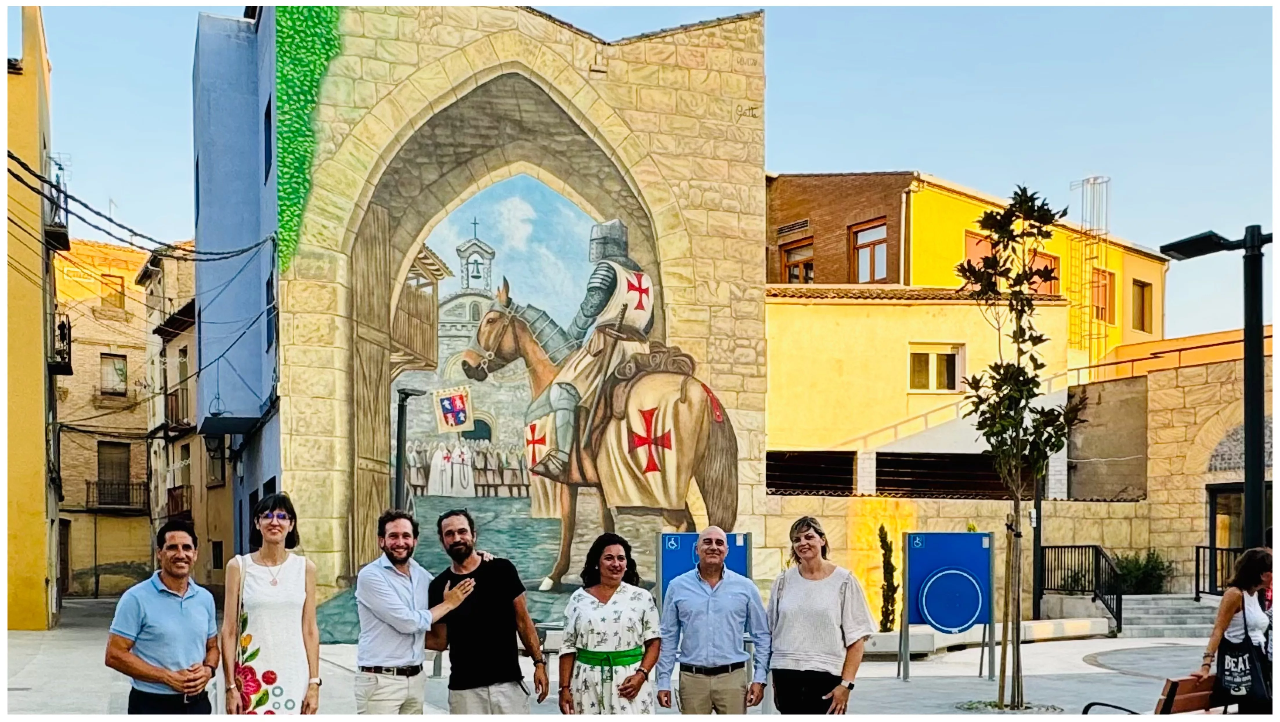 Isaac Claver con David Gatta y otros asistentes al estreno del mural