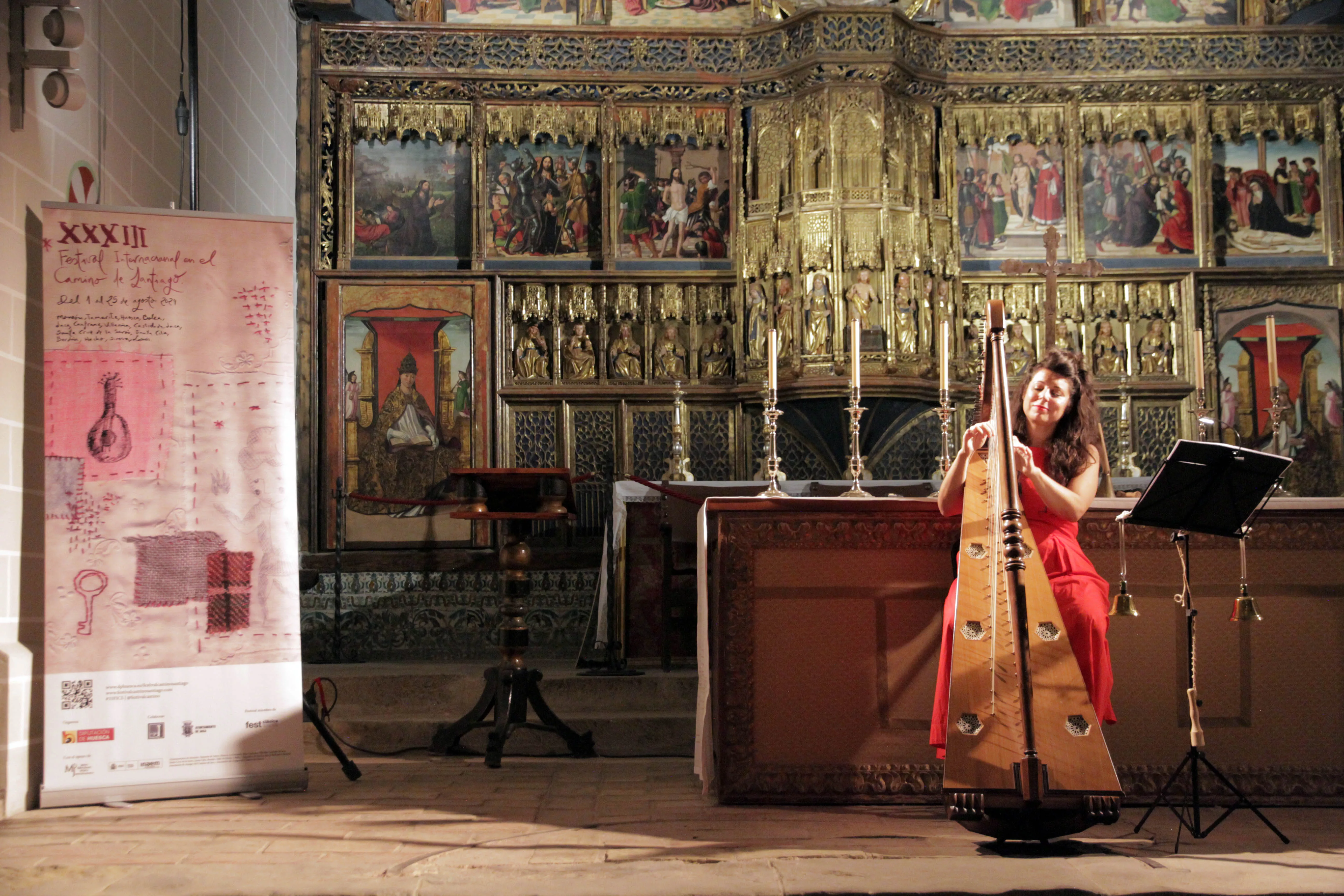 Sara Águeda con su arpa en la Colegiata de Bolea
