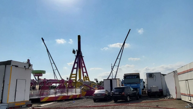 Instalación de la atracción La Uve en el recinto de Huesca. Instalación de la atracción La Uve en el recinto de Huesca.