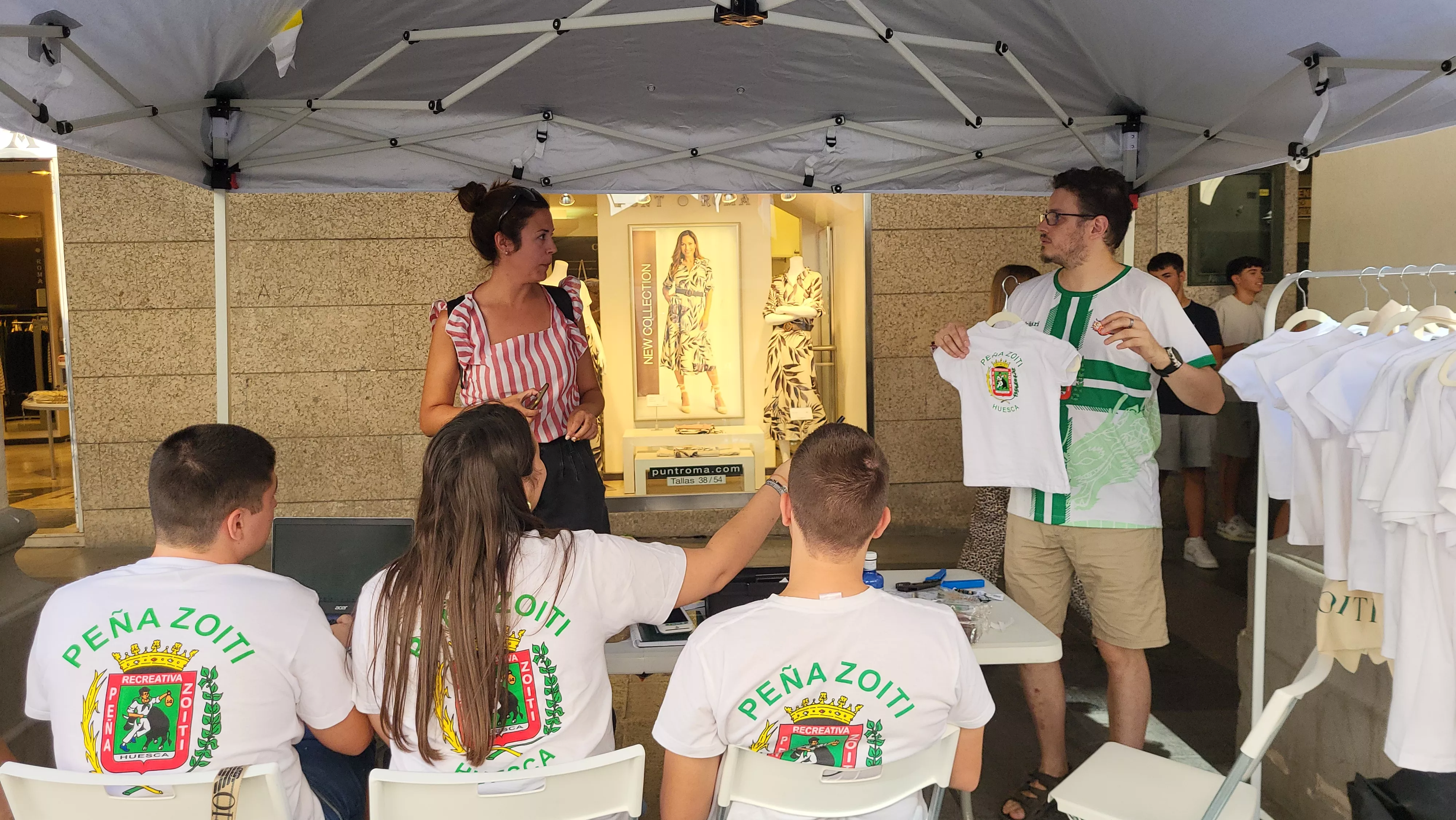 Estand de la Peña Zoiti en los Porches de Galicia.