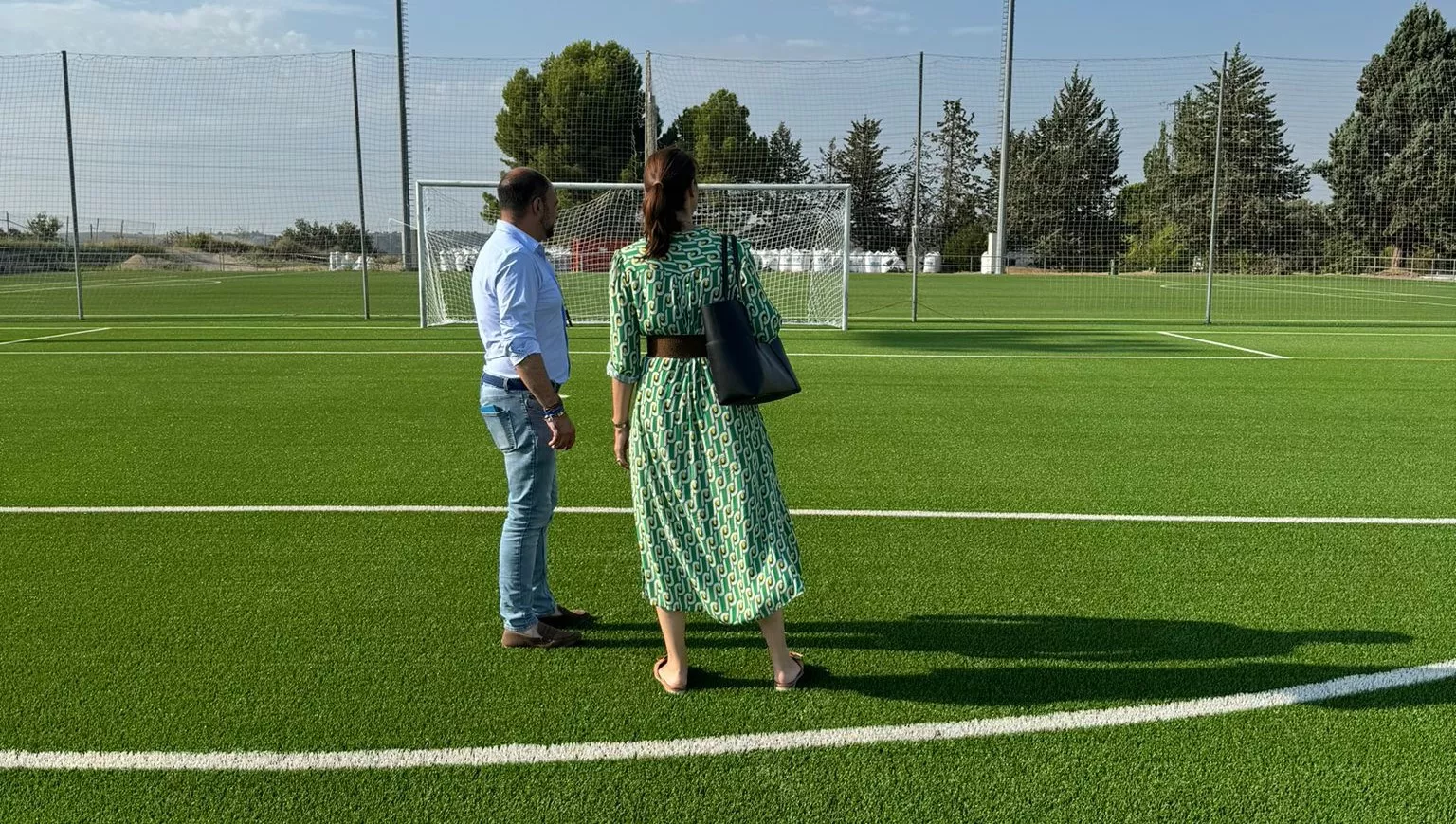 El alcalde, Fernando Torres, examina las instalaciones. Barbastro ya tiene su campo nuevo de césped artificial.