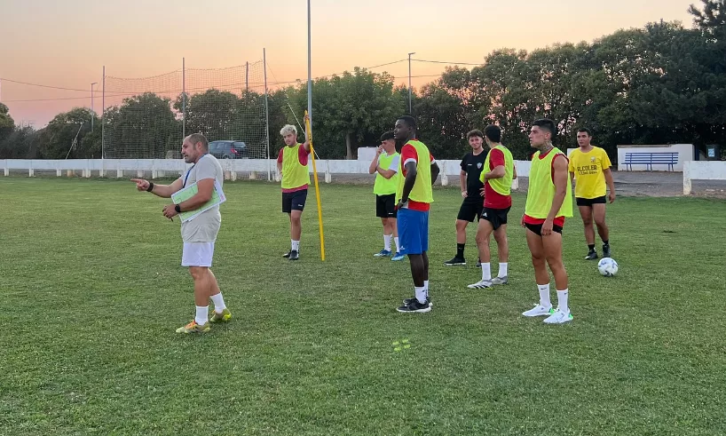 Chelu Florencia, entrenador del Alcolea, en una sesión de entrenamiento en Albalate. Foto: Instagram @alcoleacf