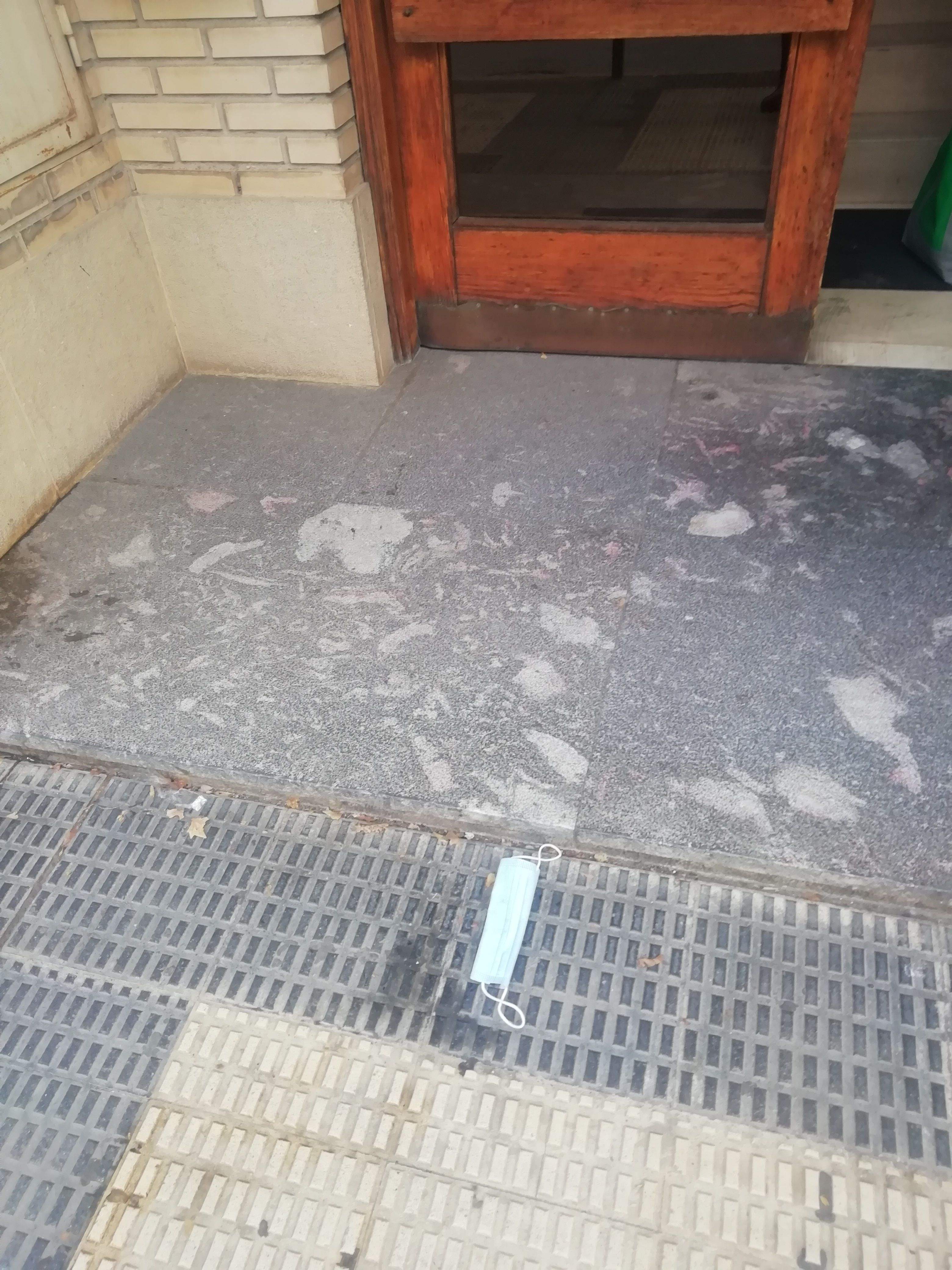 Mascarilla en mi puerta (002)