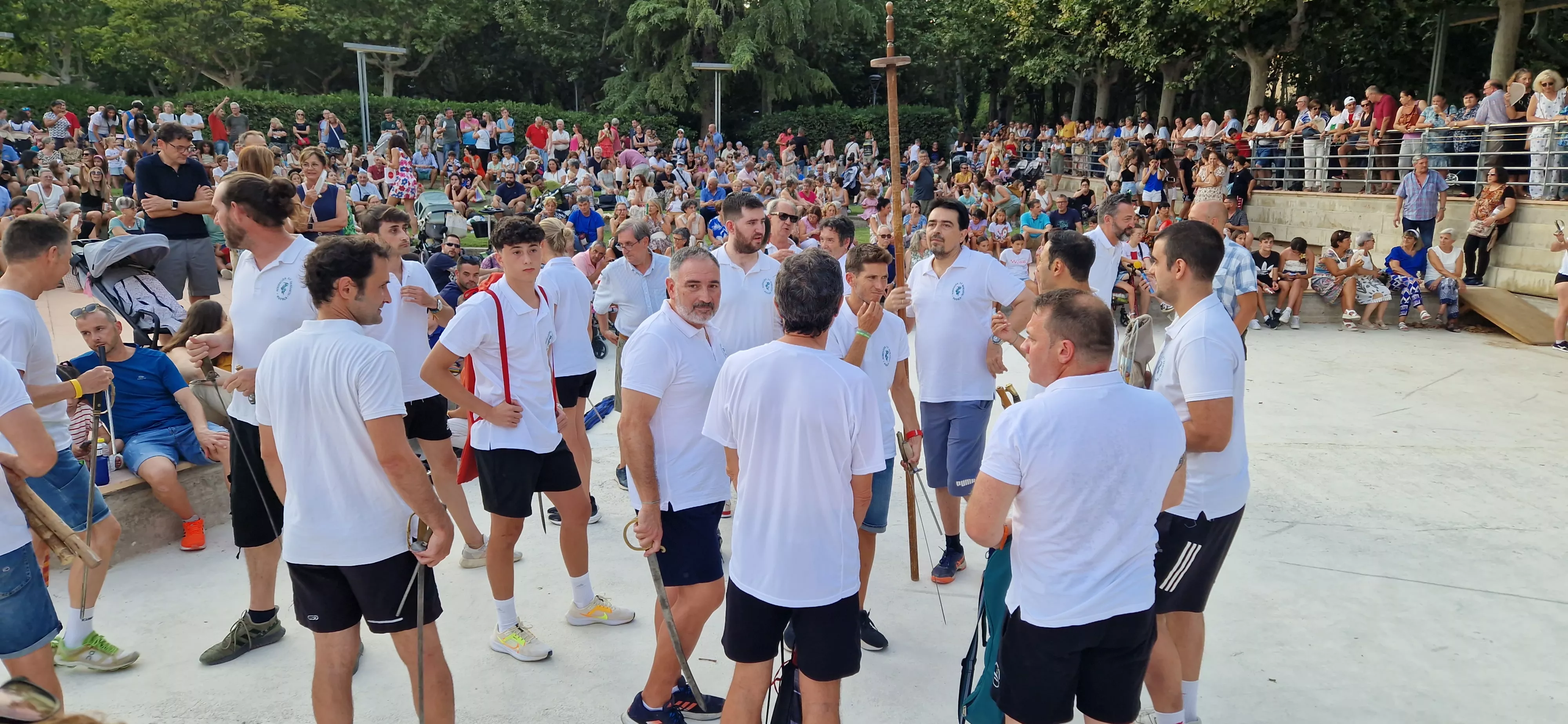 Ensayo general de los Danzantes y la Banda de Música de Huesca. Foto Myriam Martínez