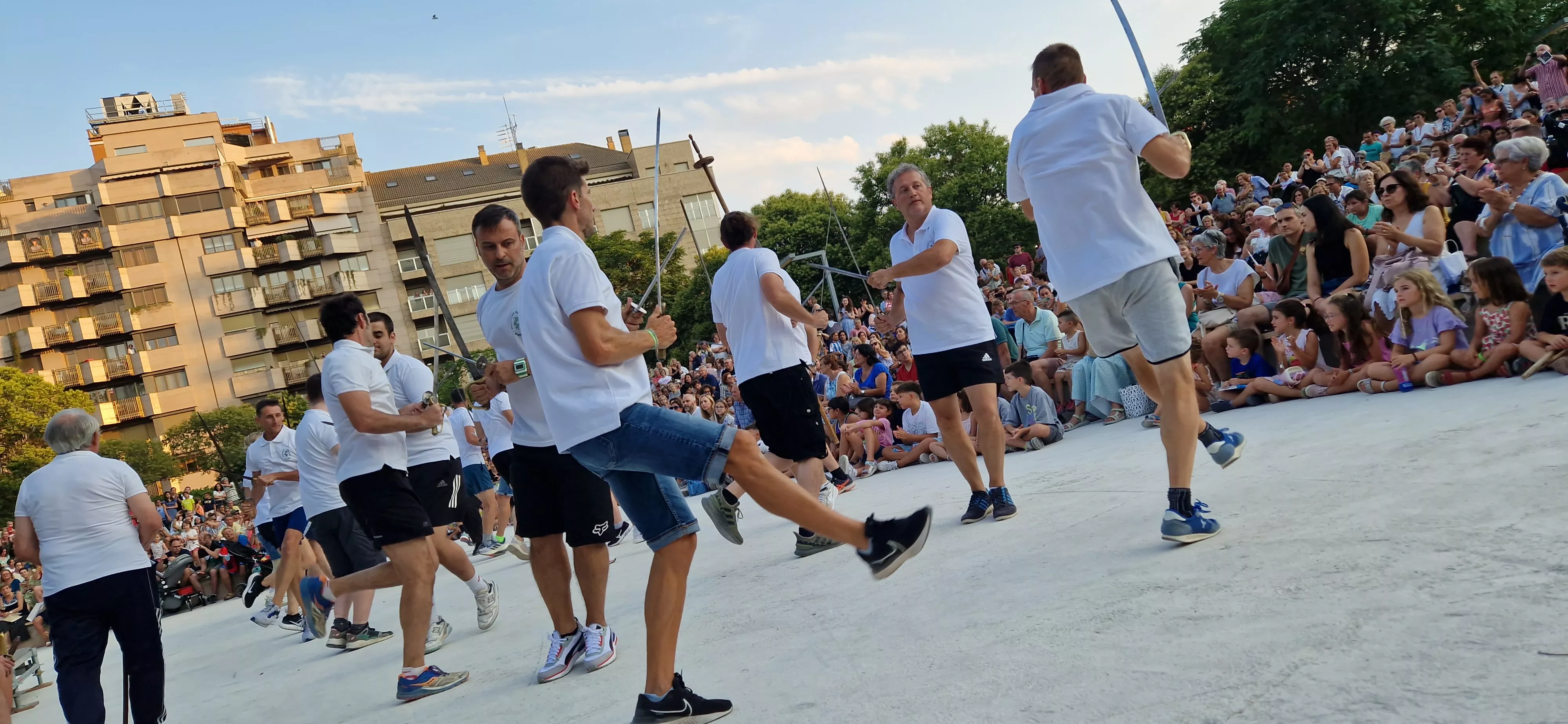 Ensayo general de los Danzantes y la Banda de Música de Huesca. Foto Myriam Martínez