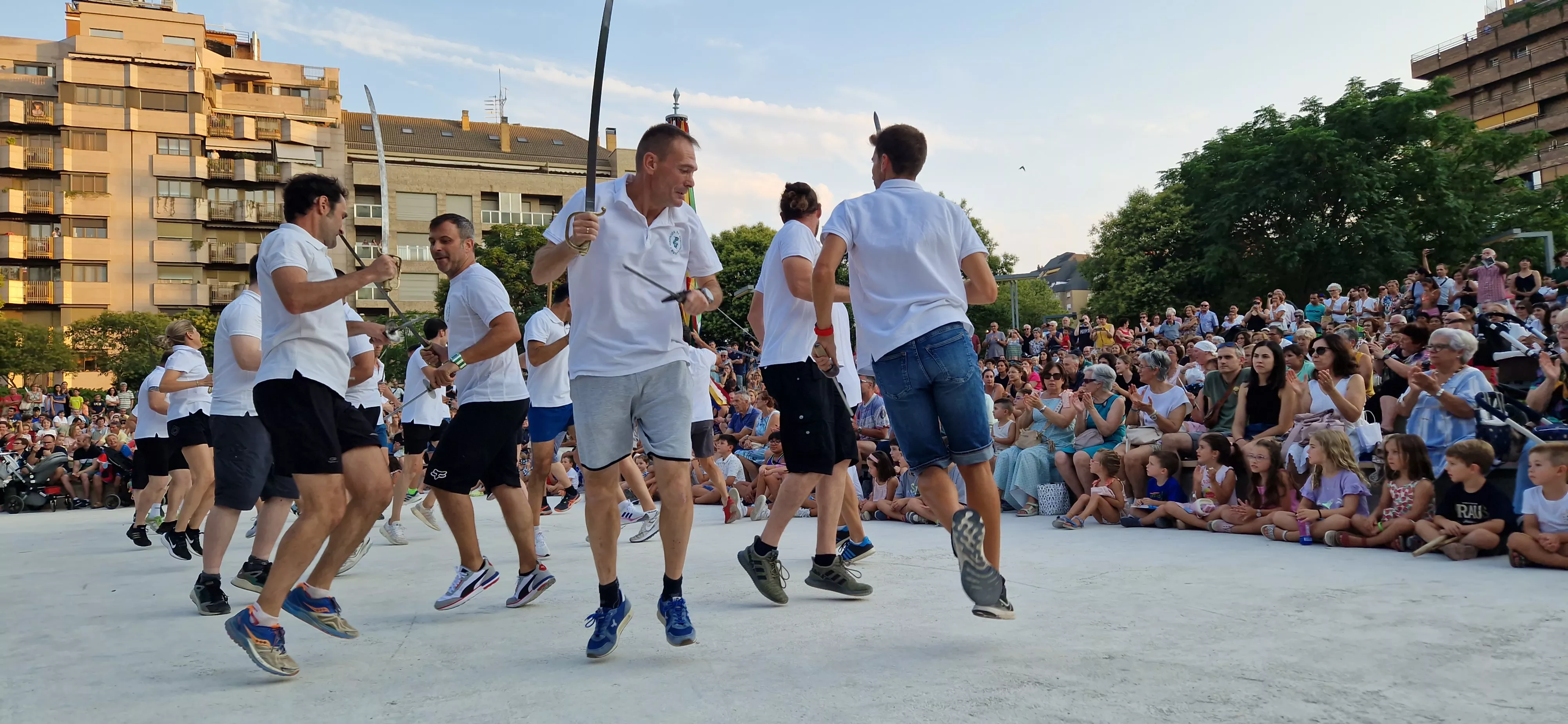 Ensayo general de los Danzantes y la Banda de Música de Huesca. Foto Myriam Martínez
