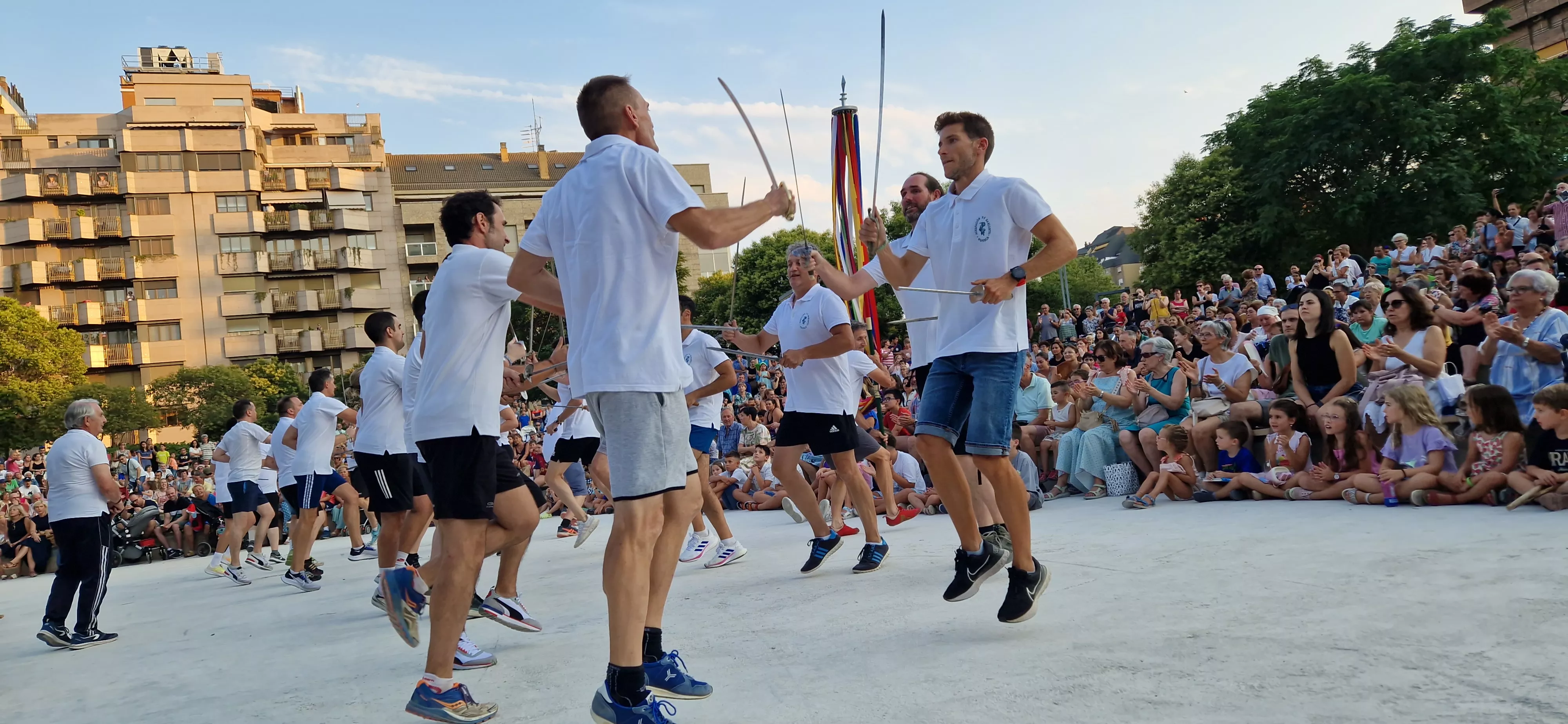 Ensayo general de los Danzantes y la Banda de Música de Huesca. Foto Myriam Martínez