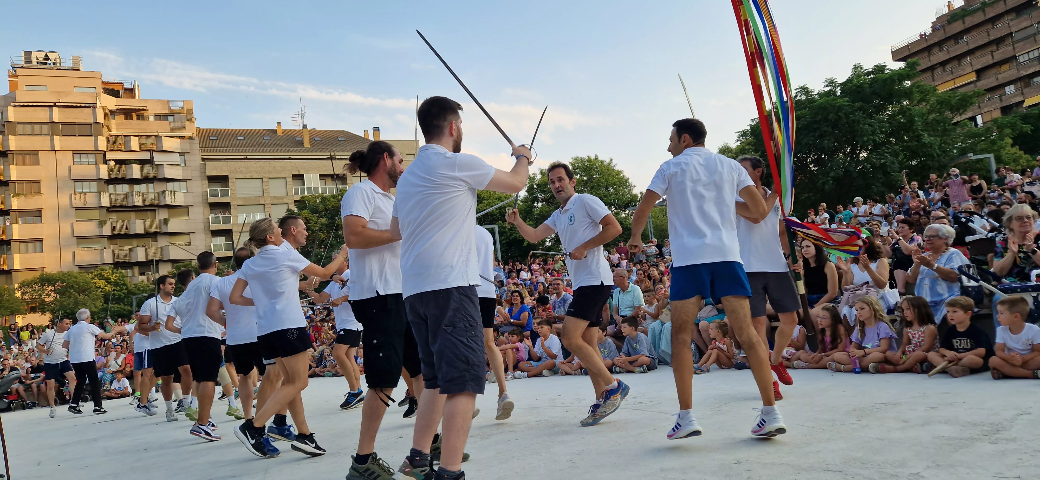Ensayo general de los Danzantes y la Banda de Música de Huesca. Foto Myriam Martínez