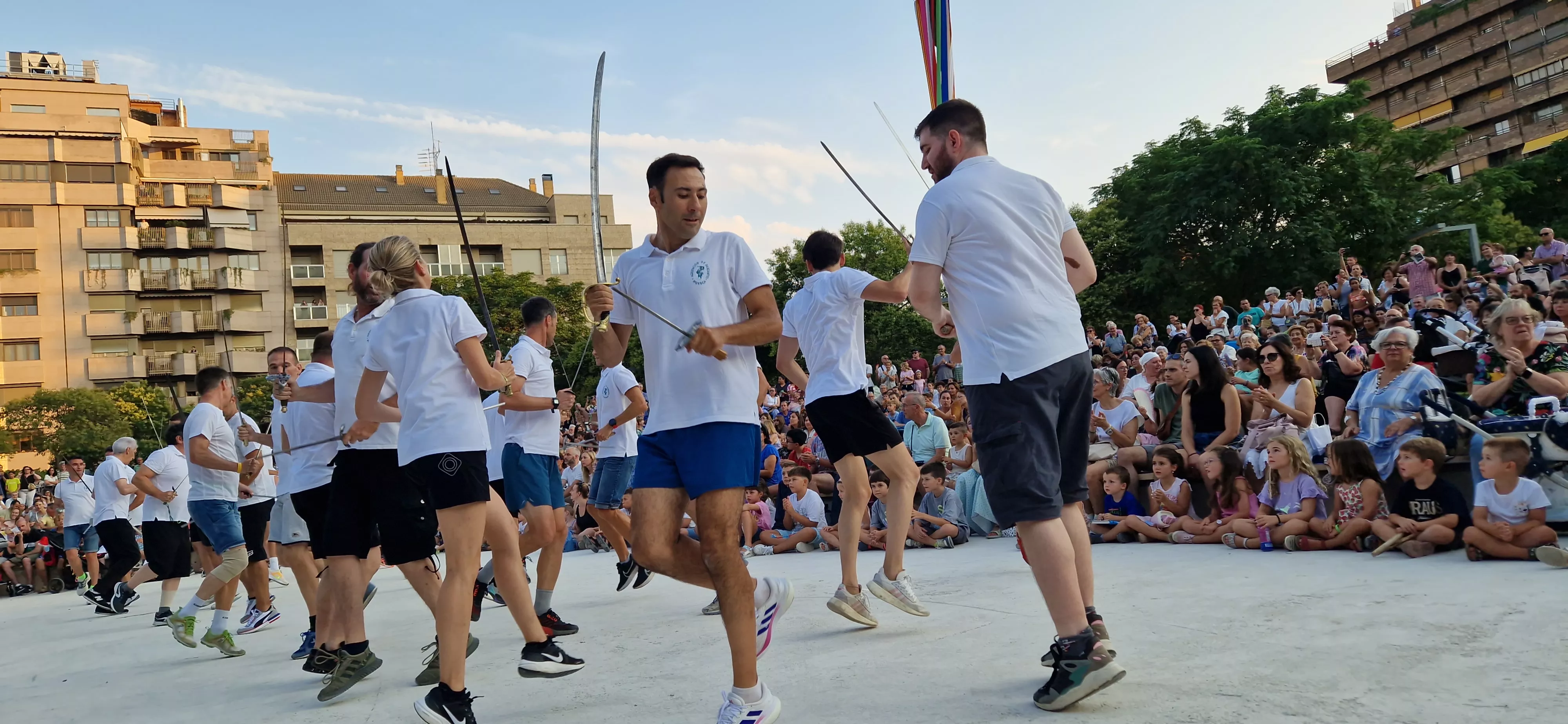 Ensayo general de los Danzantes y la Banda de Música de Huesca. Foto Myriam Martínez