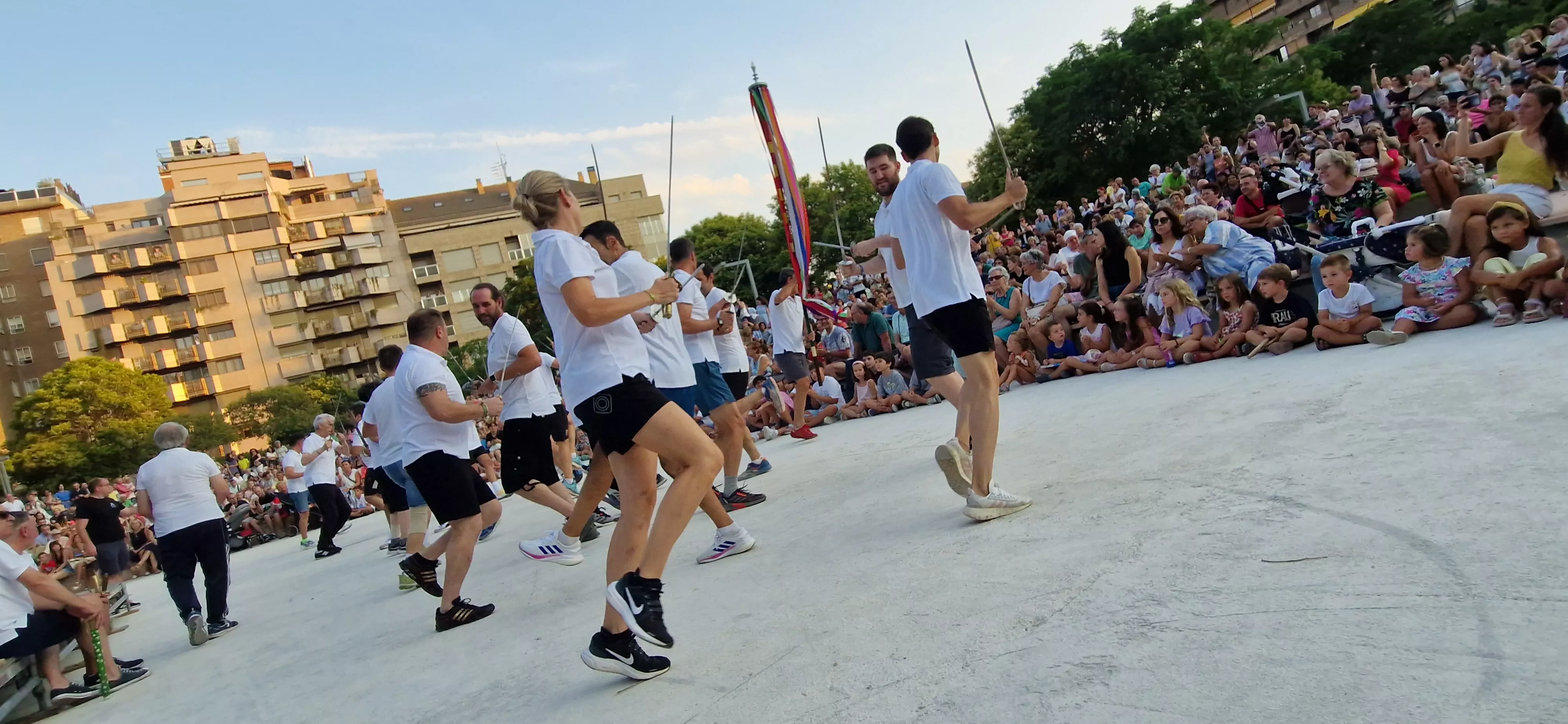 Ensayo general de los Danzantes y la Banda de Música de Huesca. Foto Myriam Martínez