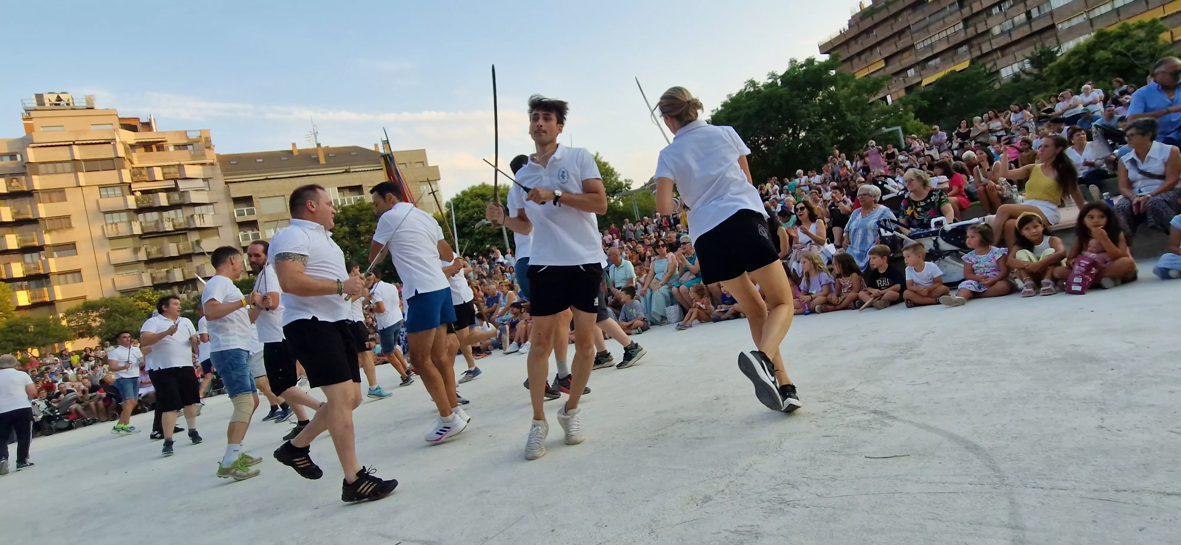 Ensayo general de los Danzantes y la Banda de Música de Huesca. Foto Myriam Martínez