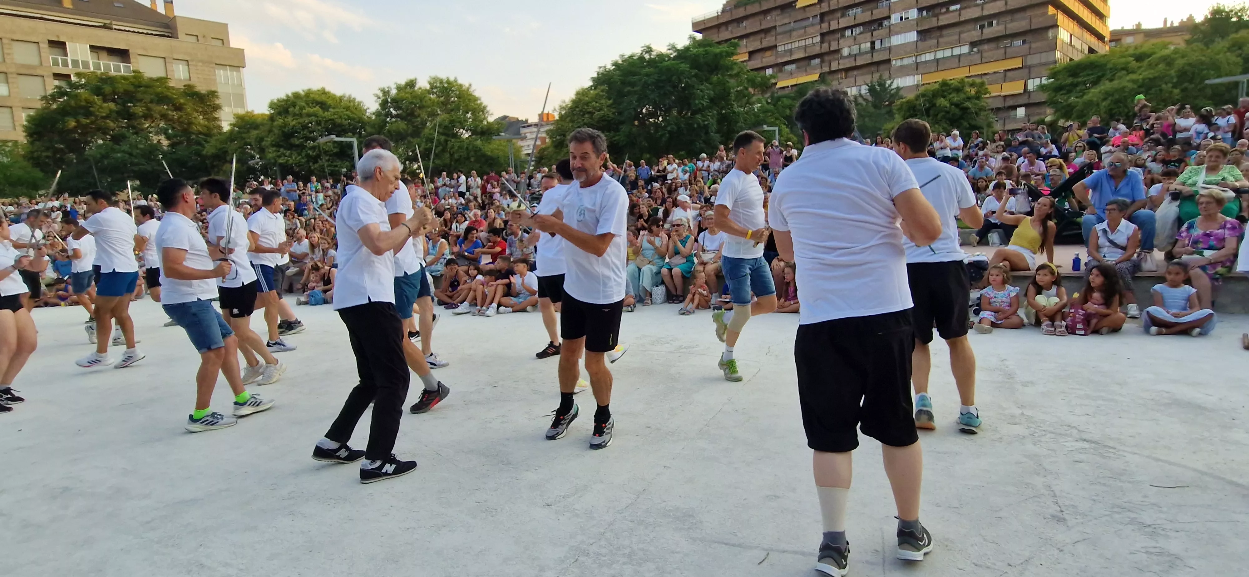 Ensayo general de los Danzantes y la Banda de Música de Huesca. Foto Myriam Martínez