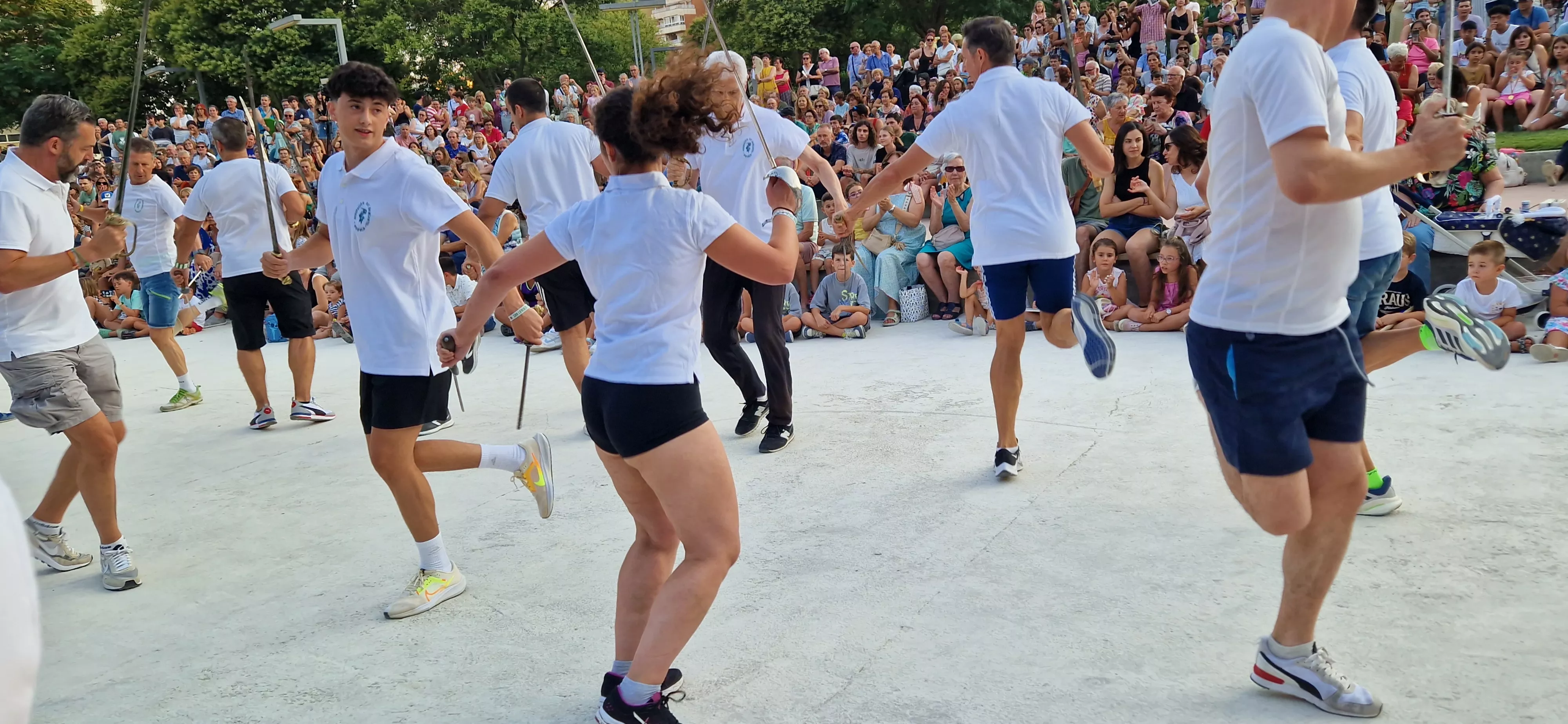 Ensayo general de los Danzantes y la Banda de Música de Huesca. Foto Myriam Martínez