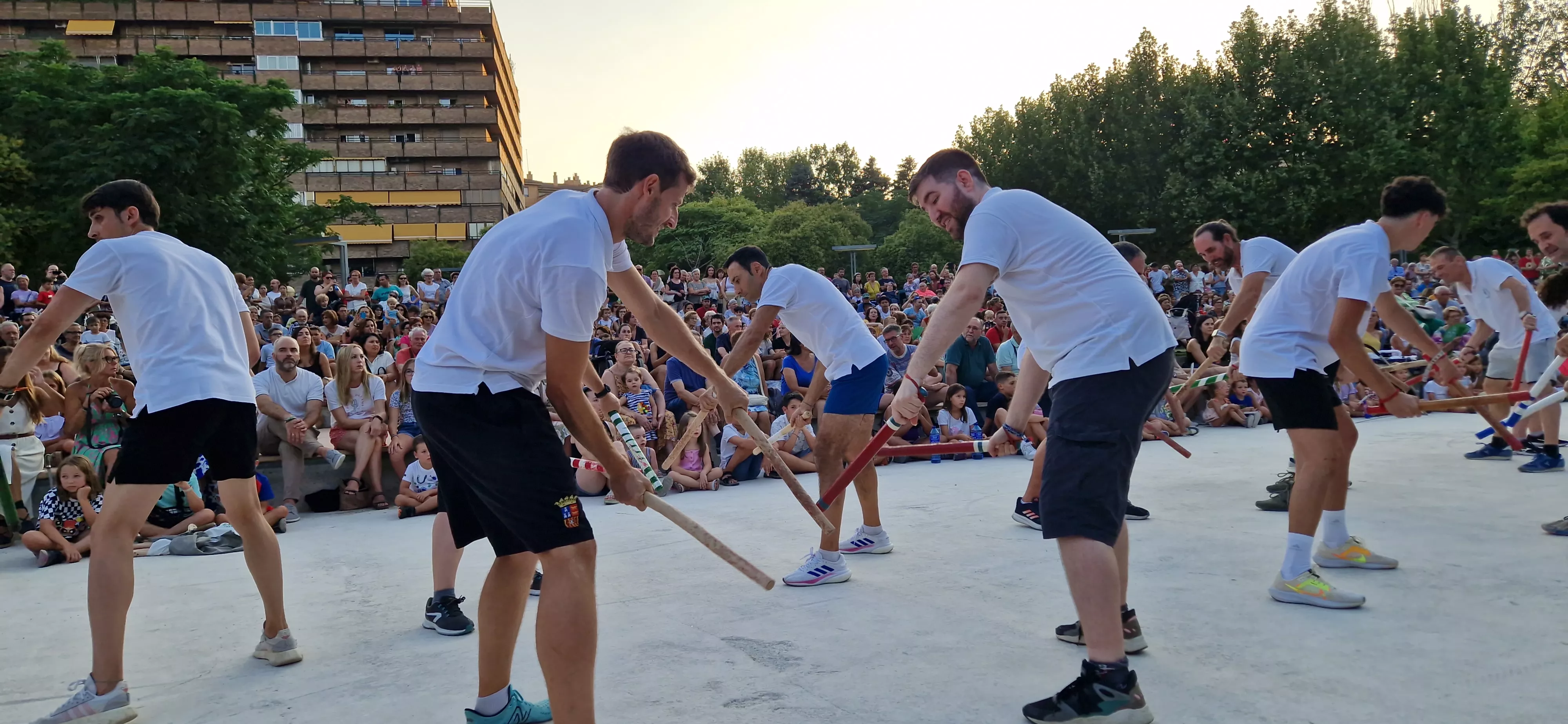 Ensayo general de los Danzantes y la Banda de Música de Huesca. Foto Myriam Martínez