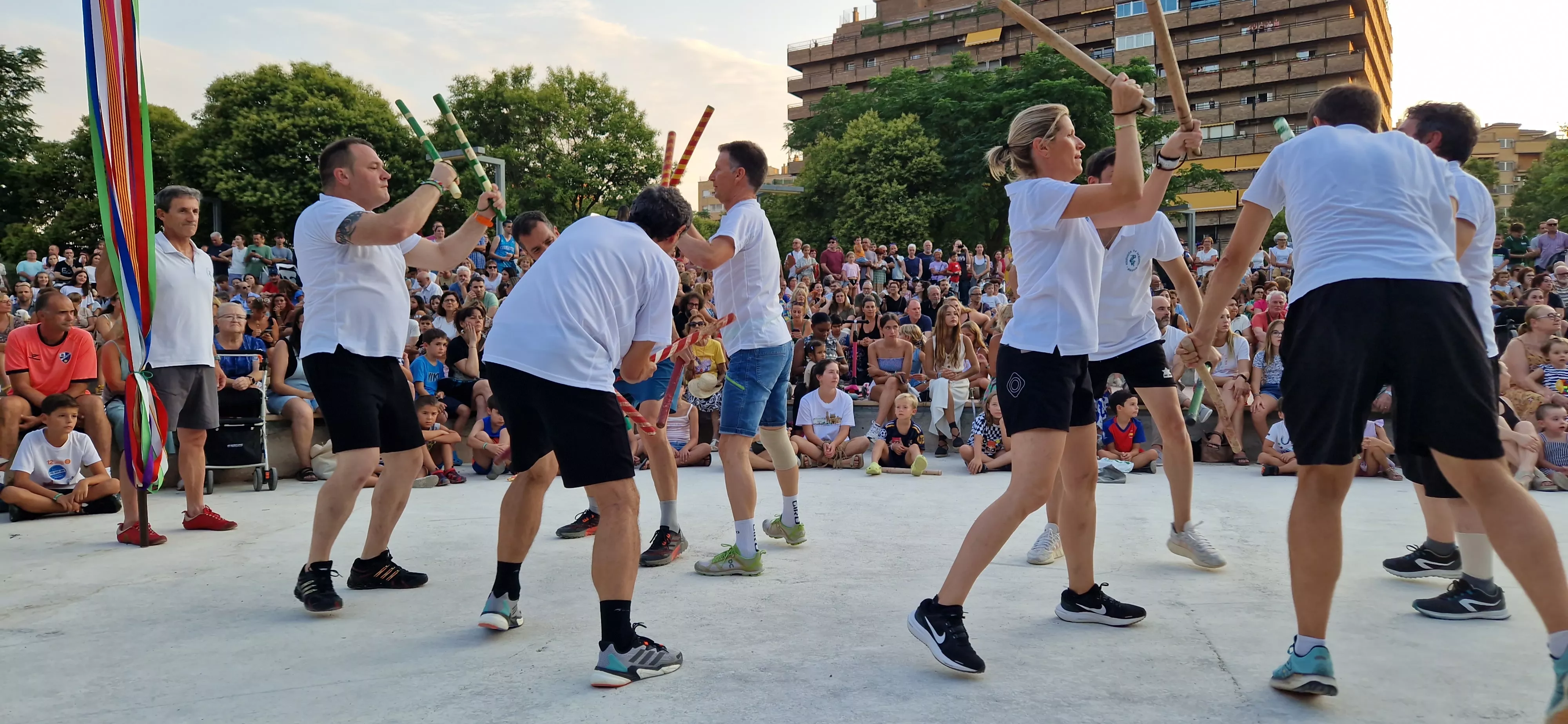 Ensayo general de los Danzantes y la Banda de Música de Huesca. Foto Myriam Martínez