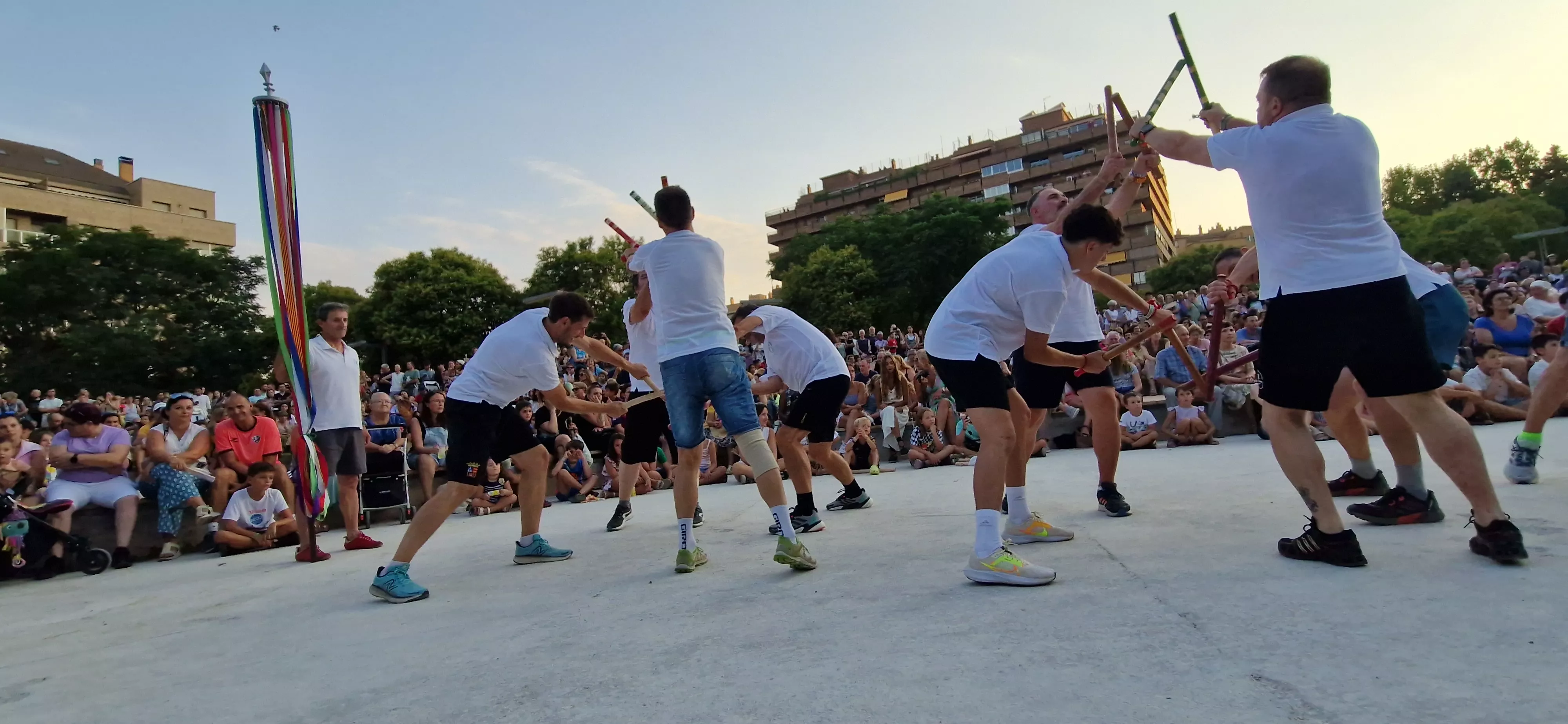 Ensayo general de los Danzantes y la Banda de Música de Huesca. Foto Myriam Martínez