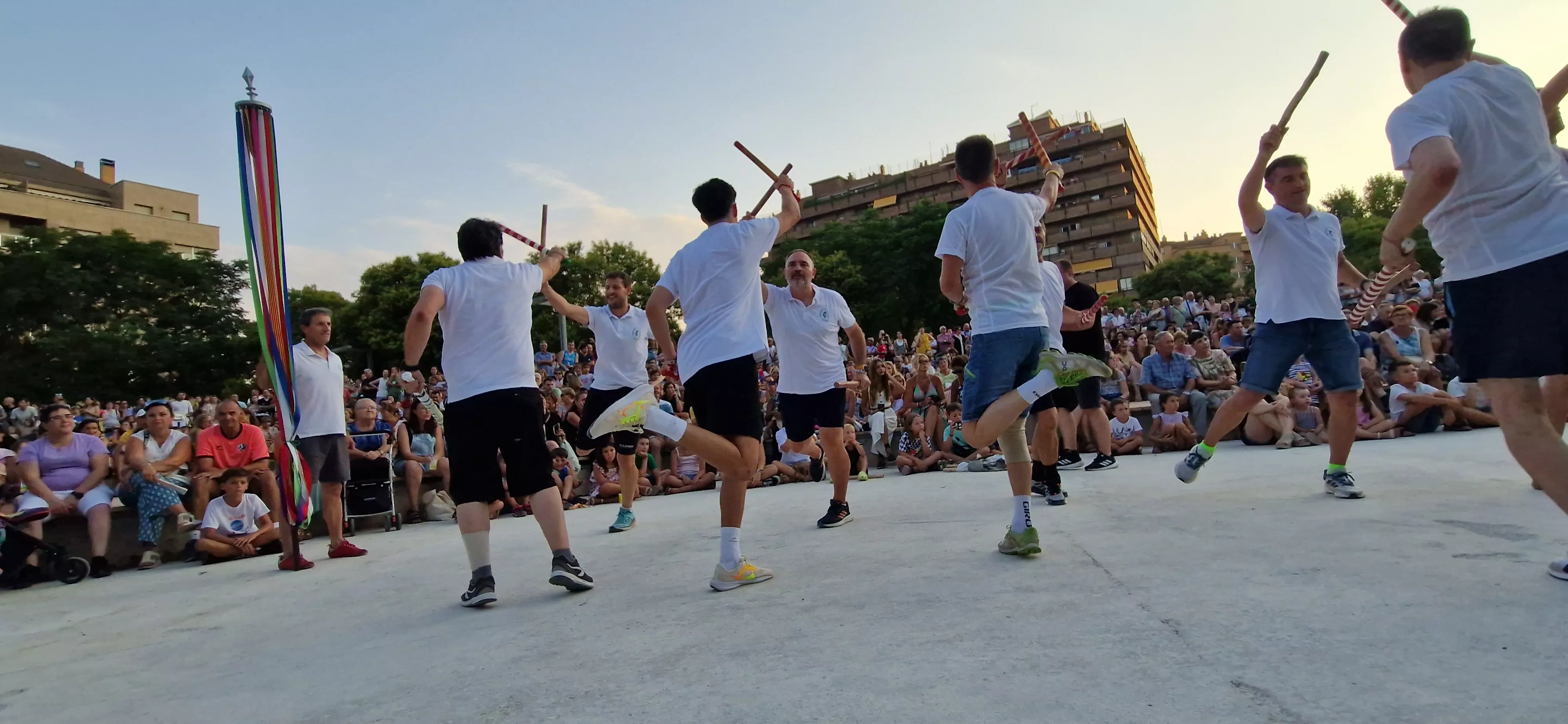 Ensayo general de los Danzantes y la Banda de Música de Huesca. Foto Myriam Martínez