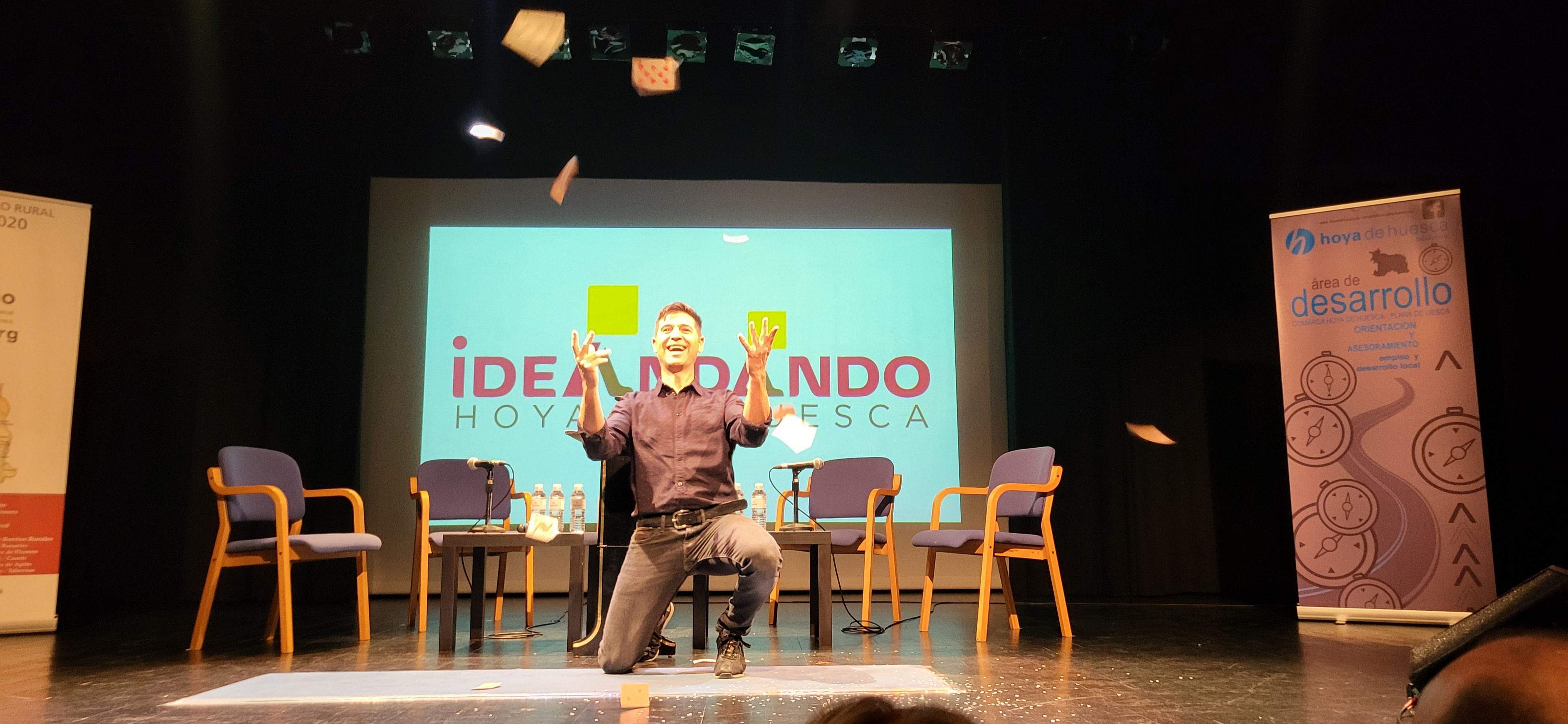 Ismael Civiac y uno de sus números de ilusionismo de proximidad.