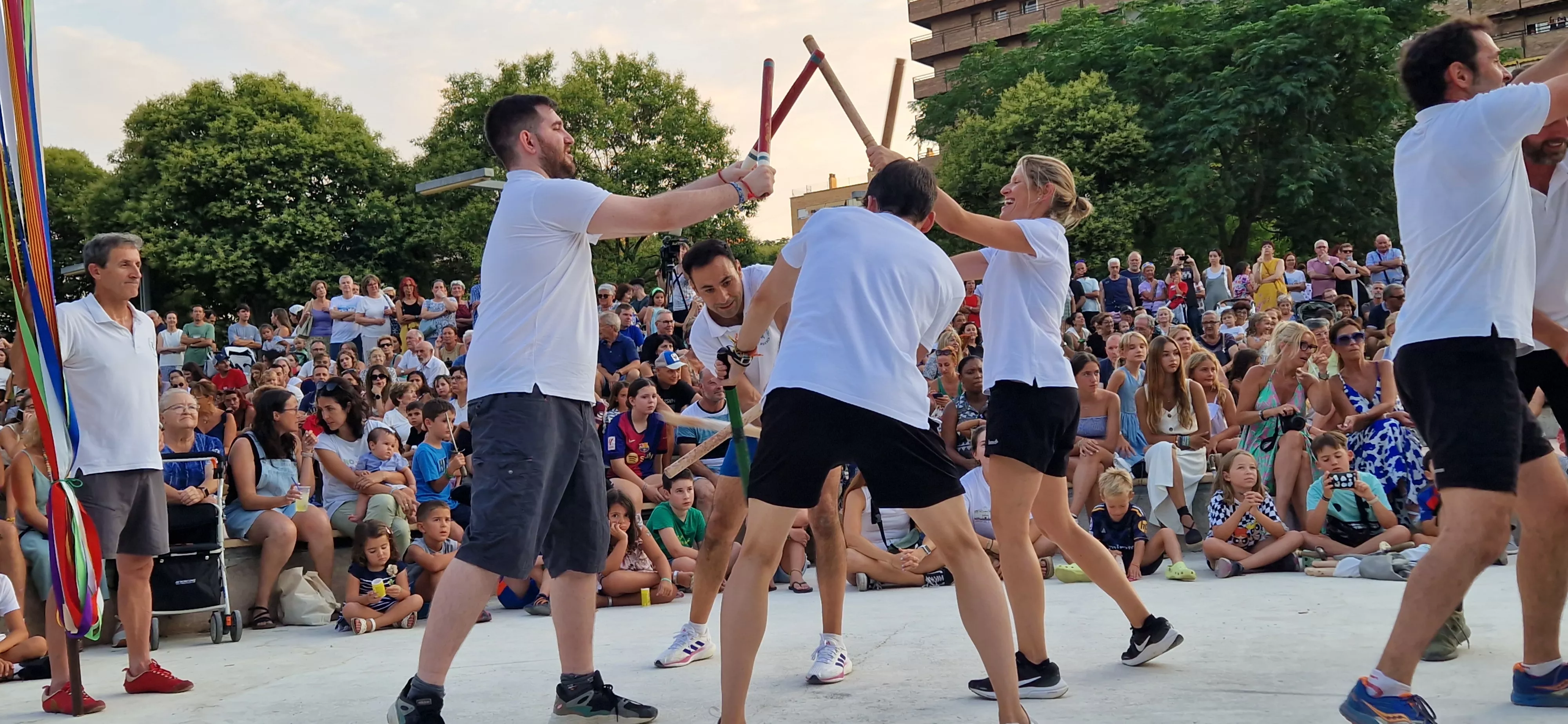 Ensayo general de los Danzantes y la Banda de Música de Huesca. Foto Myriam Martínez