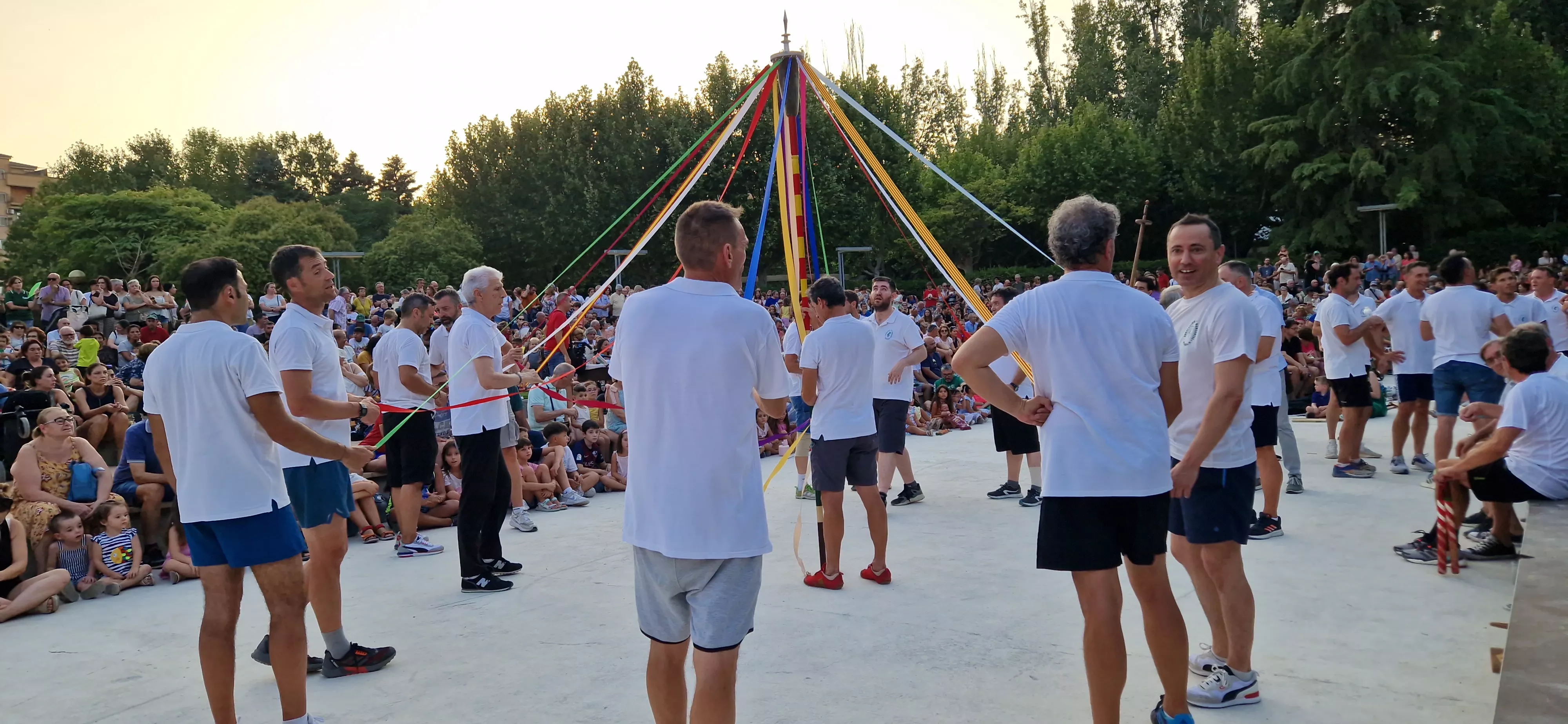 Ensayo general de los Danzantes y la Banda de Música de Huesca. Foto Myriam Martínez