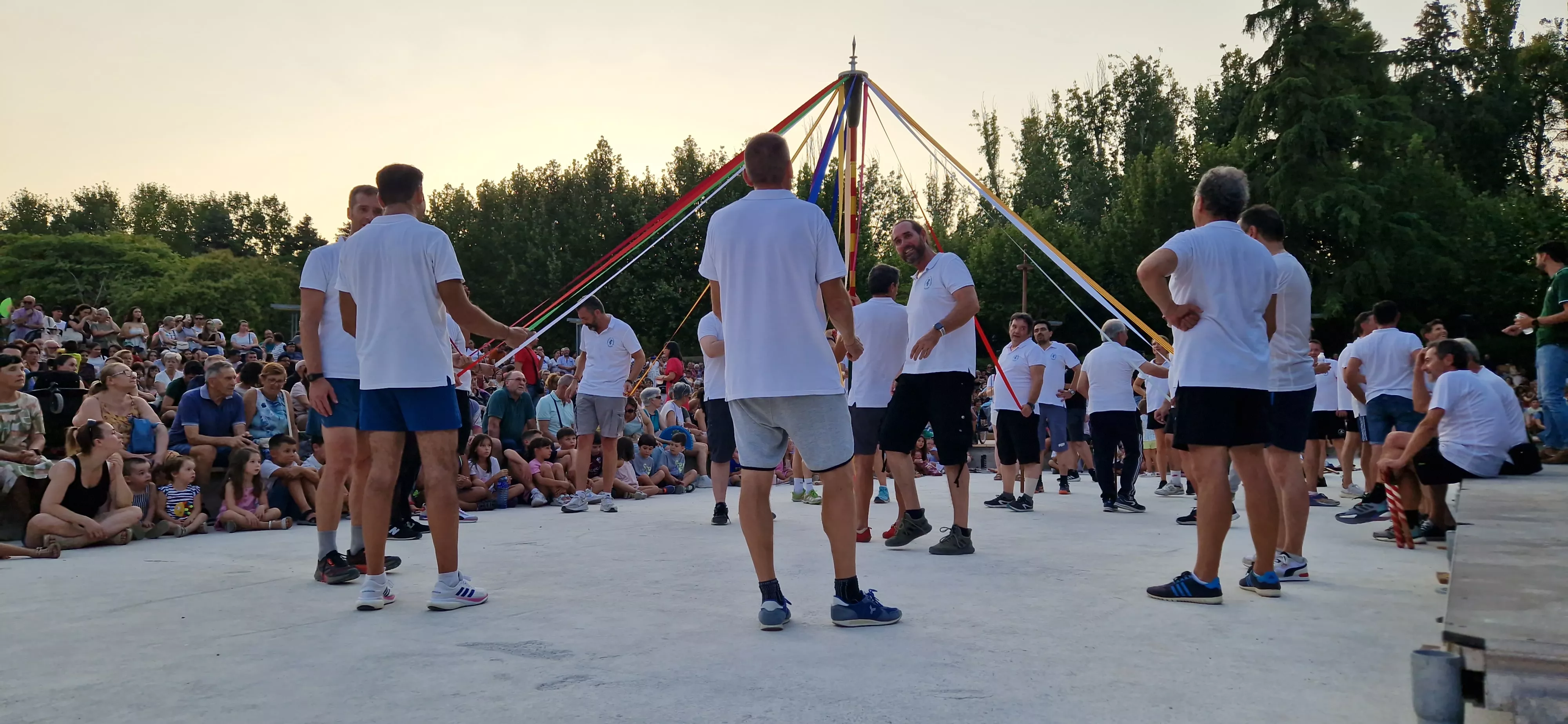 Ensayo general de los Danzantes y la Banda de Música de Huesca. Foto Myriam Martínez