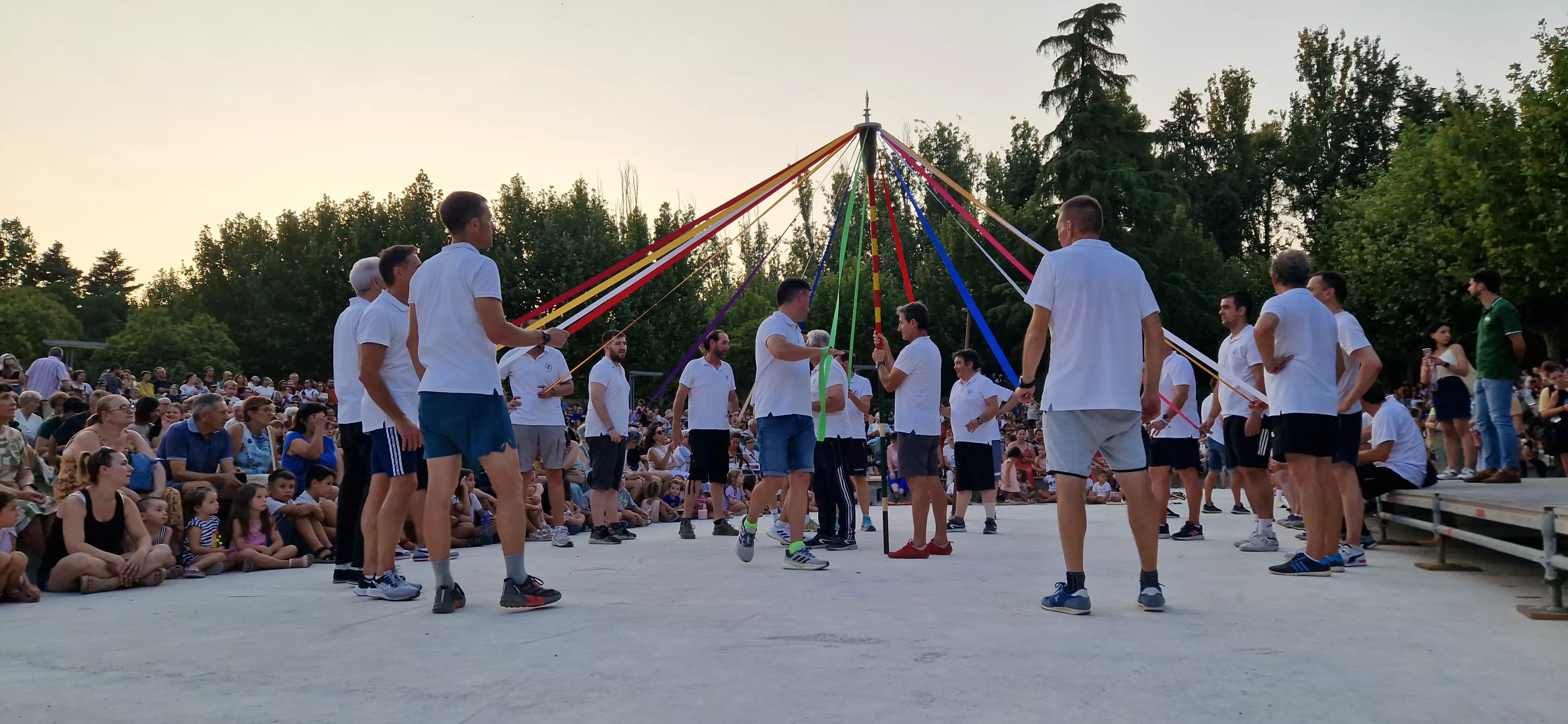 Ensayo general de los Danzantes y la Banda de Música de Huesca. Foto Myriam Martínez