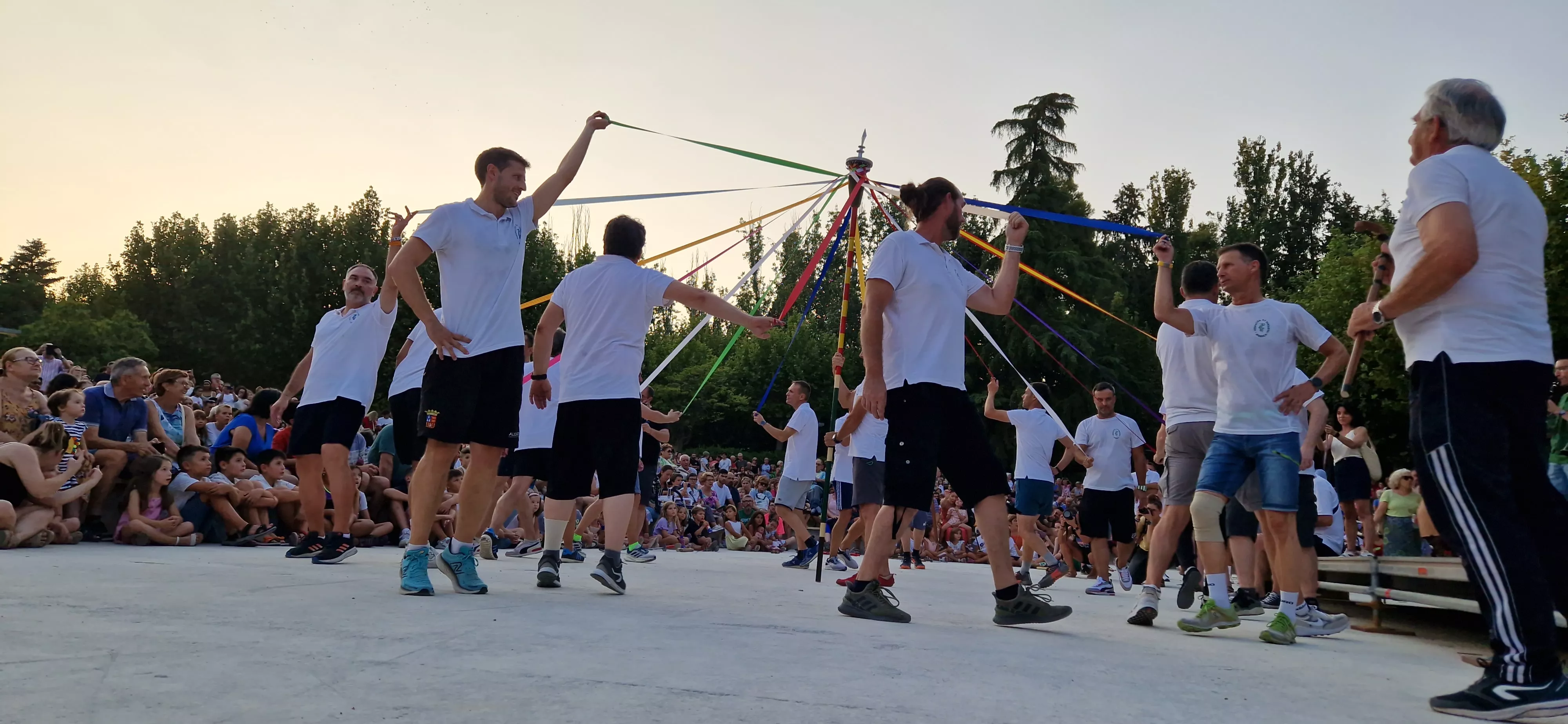 Ensayo general de los Danzantes y la Banda de Música de Huesca. Foto Myriam Martínez