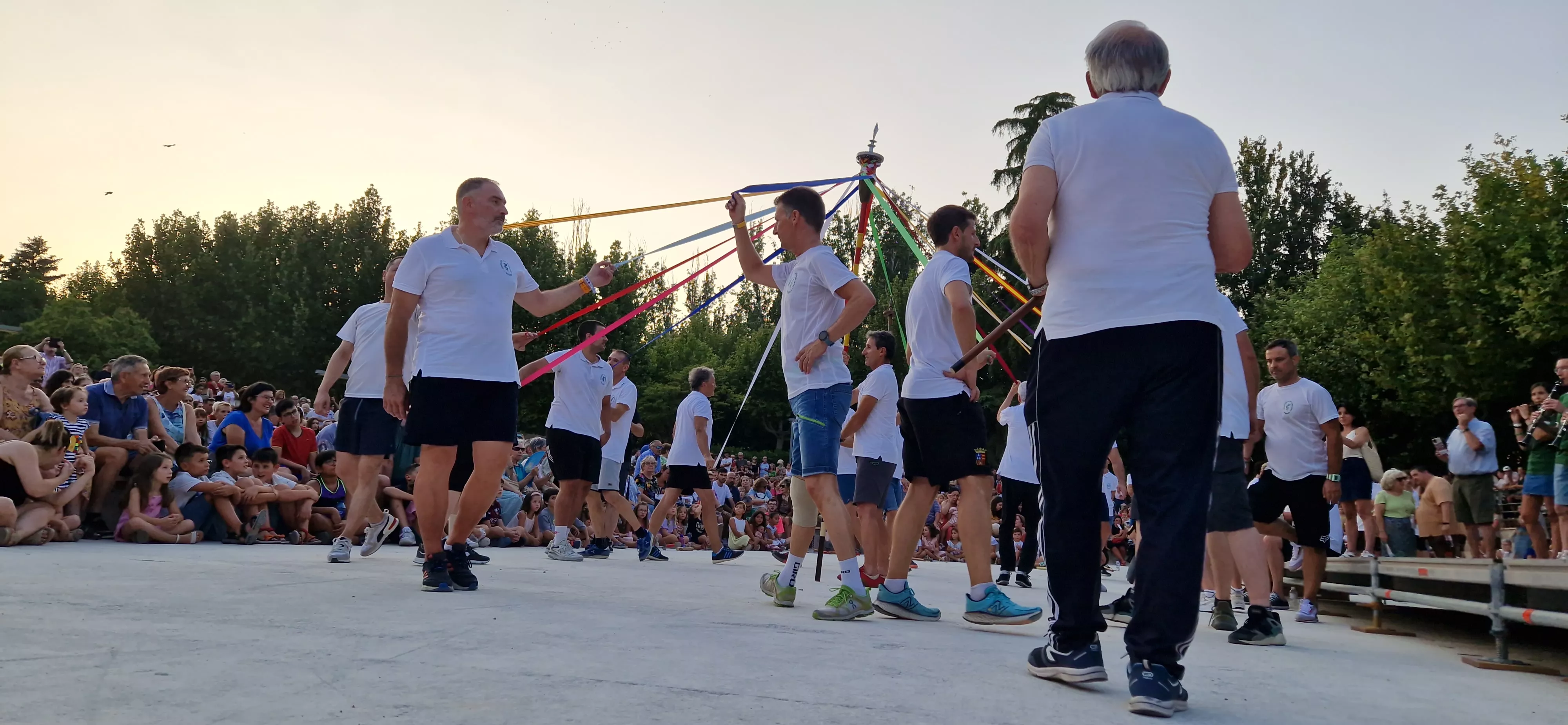 Ensayo general de los Danzantes y la Banda de Música de Huesca. Foto Myriam Martínez