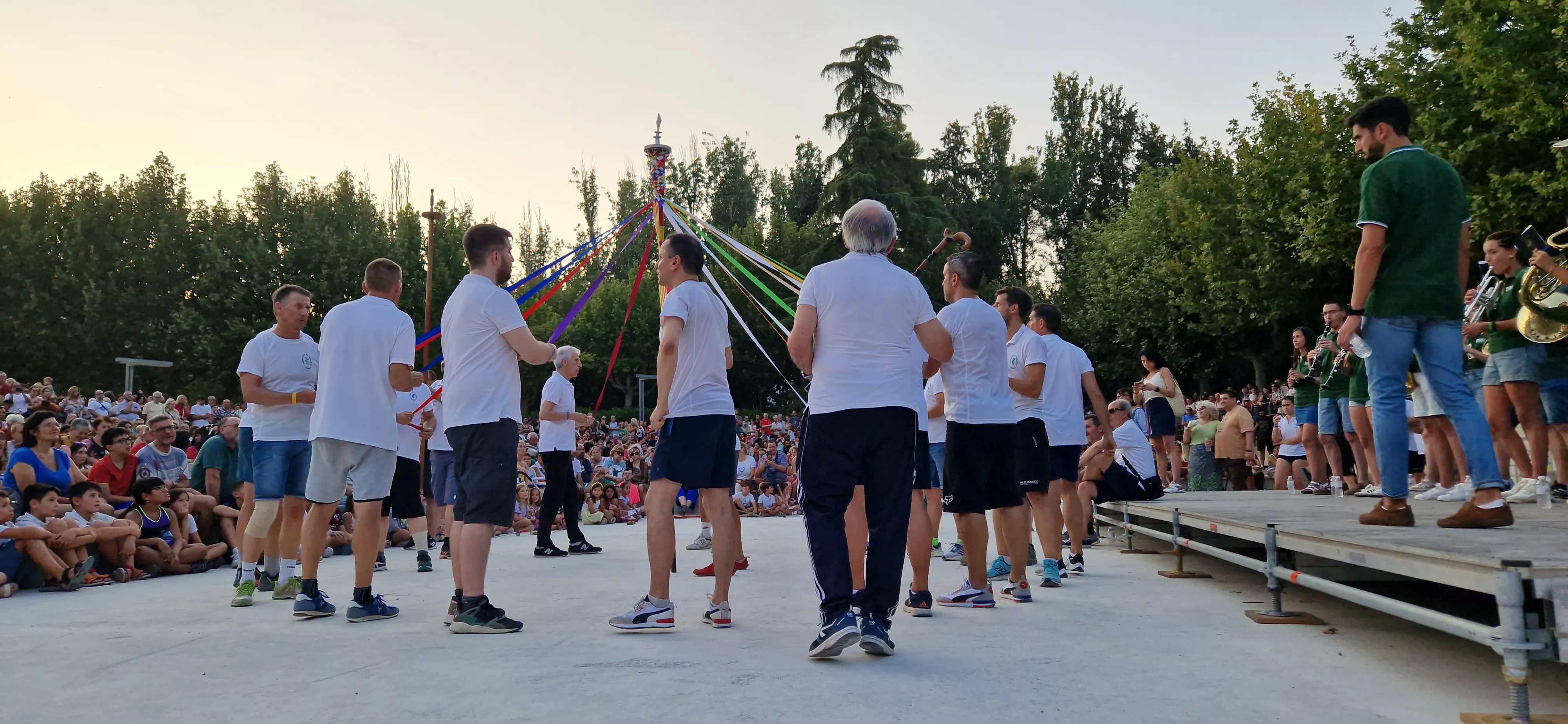 Ensayo general de los Danzantes y la Banda de Música de Huesca. Foto Myriam Martínez