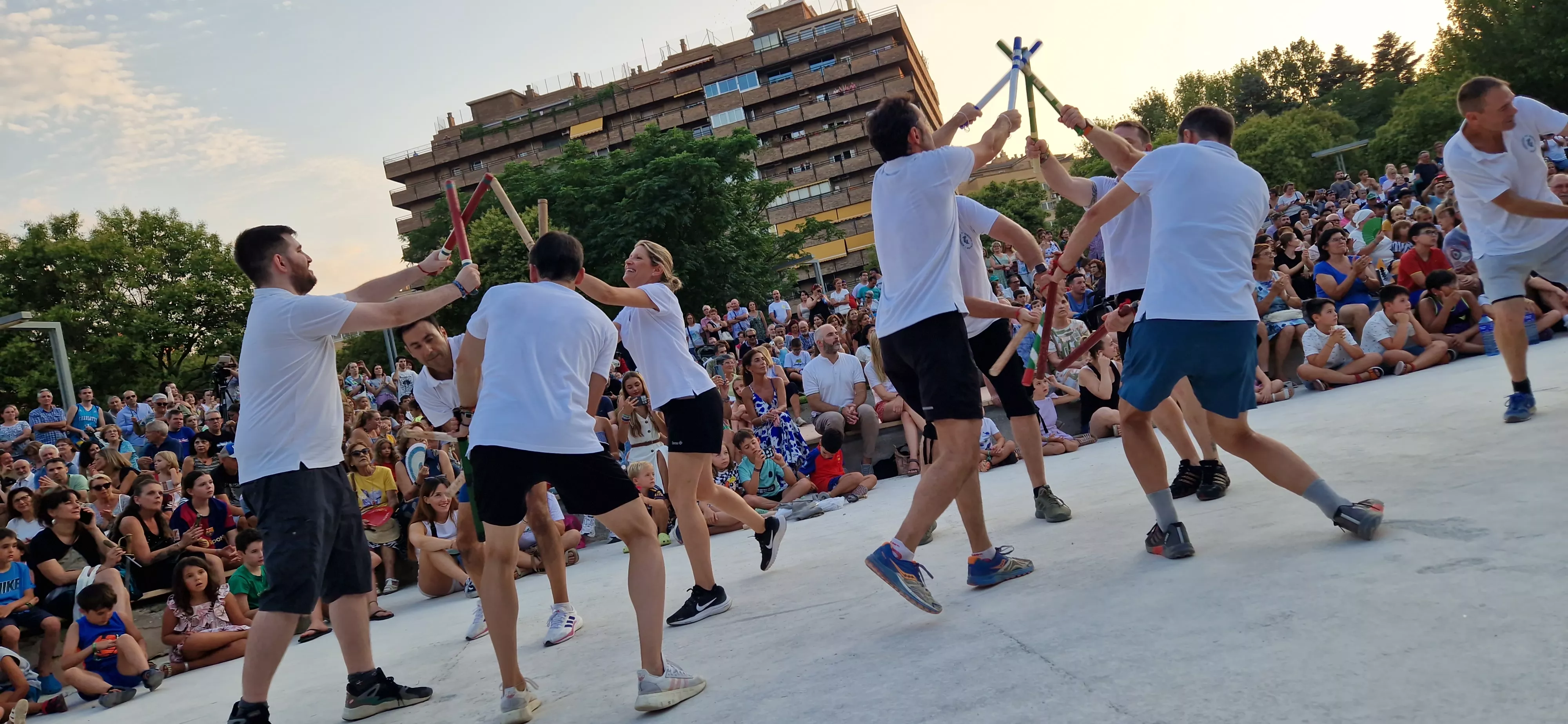 Ensayo general de los Danzantes y la Banda de Música de Huesca. Foto Myriam Martínez