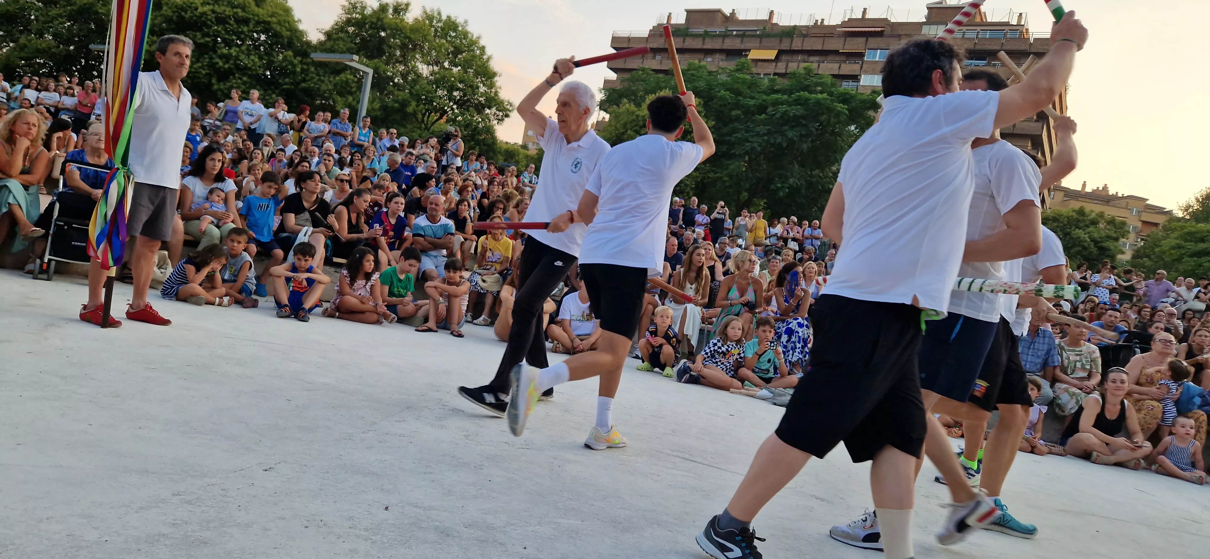 Ensayo general de los Danzantes y la Banda de Música de Huesca. Foto Myriam Martínez
