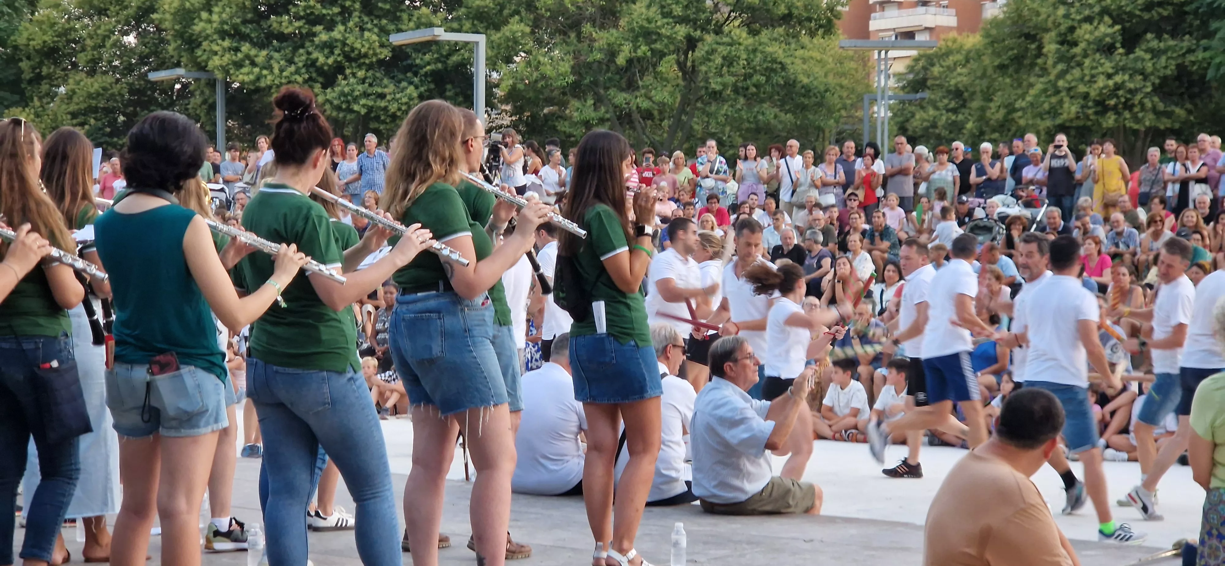 Ensayo general de los Danzantes y la Banda de Música de Huesca. Foto Myriam Martínez